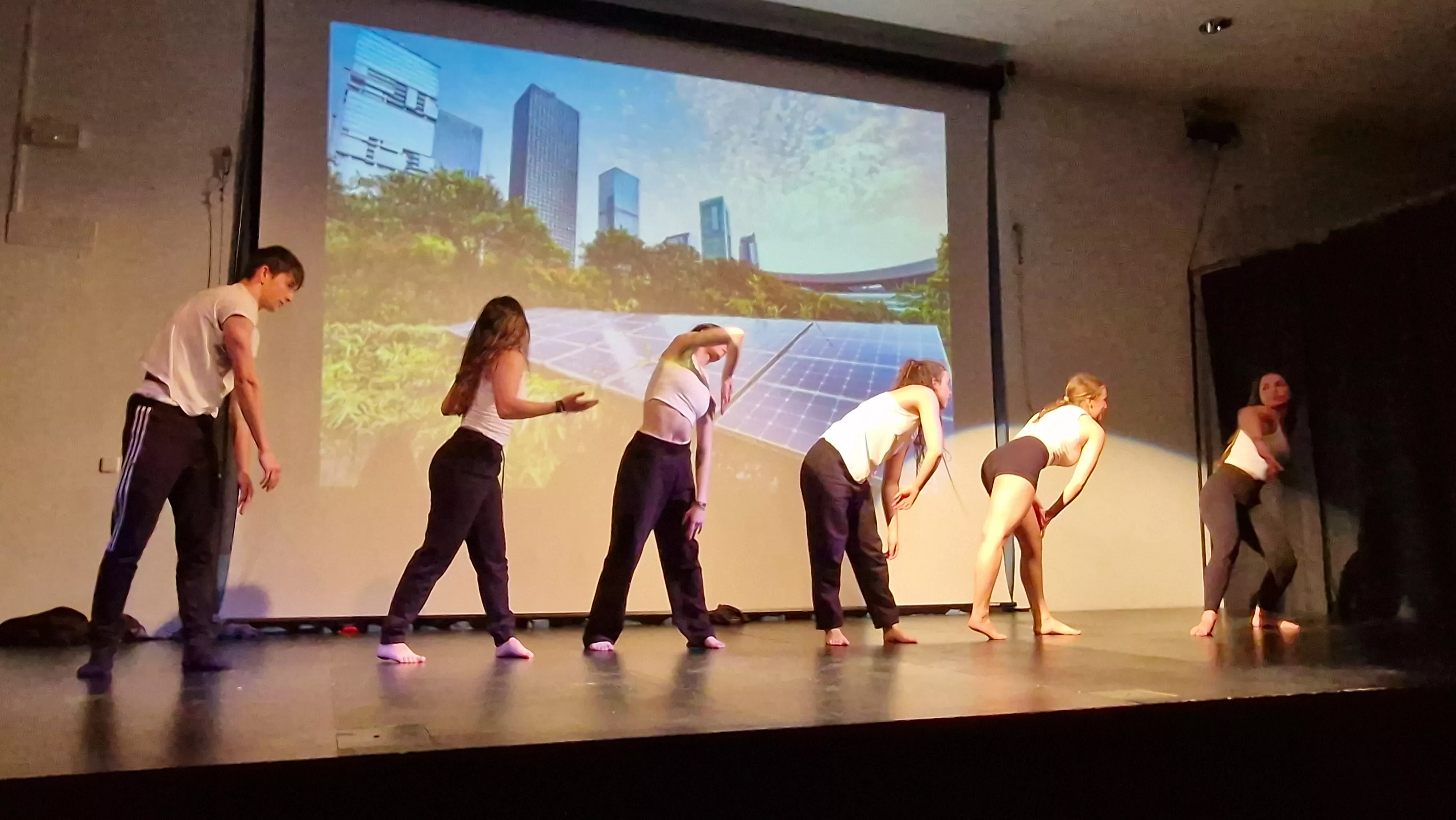 Alumnado de Ciencias de la Actividad Física y el Deporte representando los ODS. Foto Myriam Martínez (
