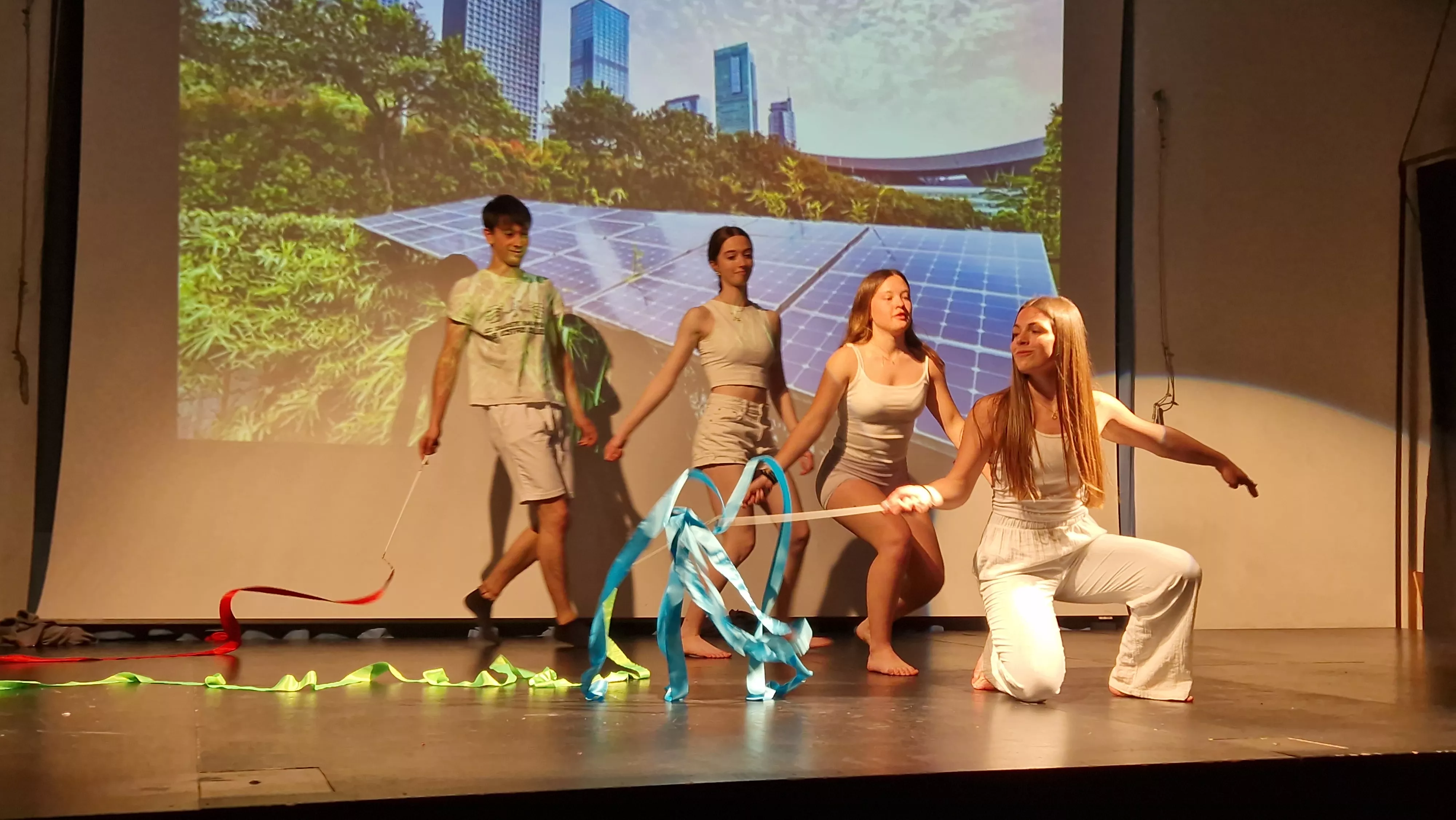 Alumnado de Ciencias de la Actividad Física y el Deporte representando los ODS. Foto Myriam Martínez 