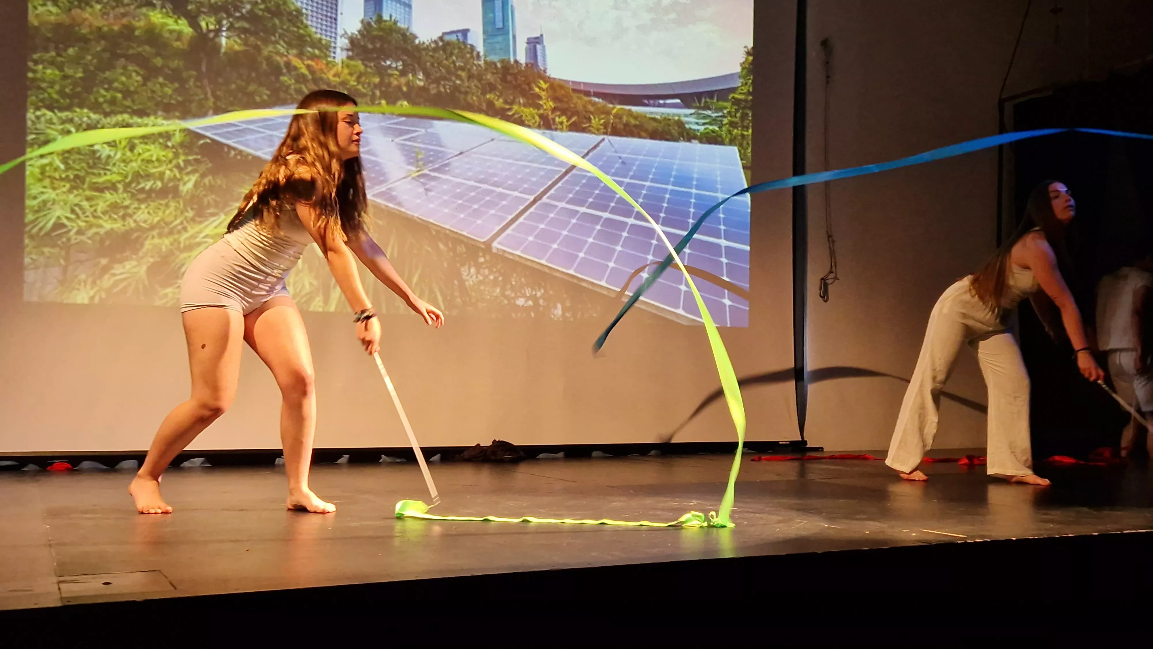 Alumnado de Ciencias de la Actividad Física y el Deporte representando los ODS. Foto Myriam Martínez 