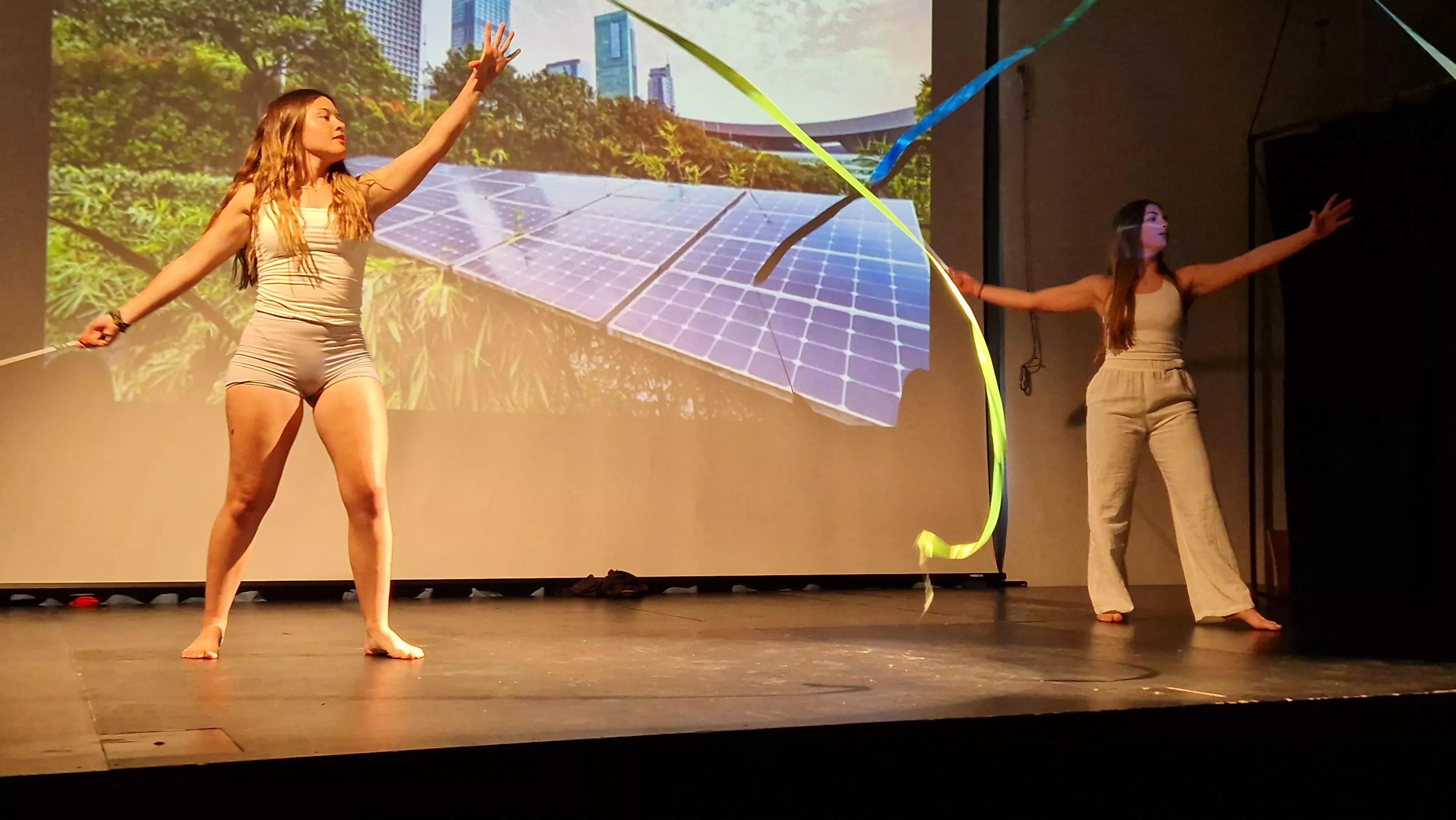 Alumnado de Ciencias de la Actividad Física y el Deporte representando los ODS. Foto Myriam Martínez 
