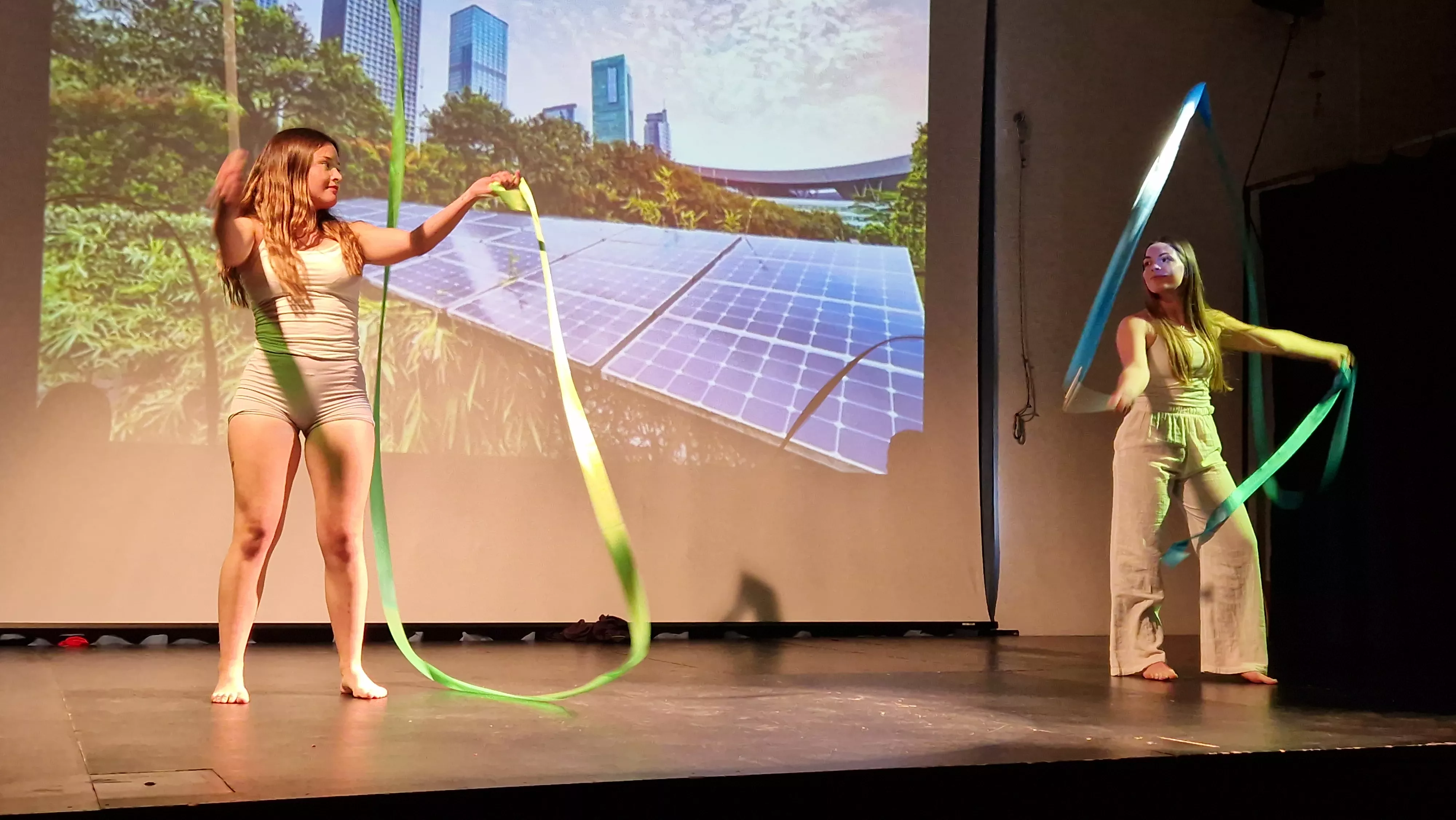Alumnado de Ciencias de la Actividad Física y el Deporte representando los ODS. Foto Myriam Martínez 