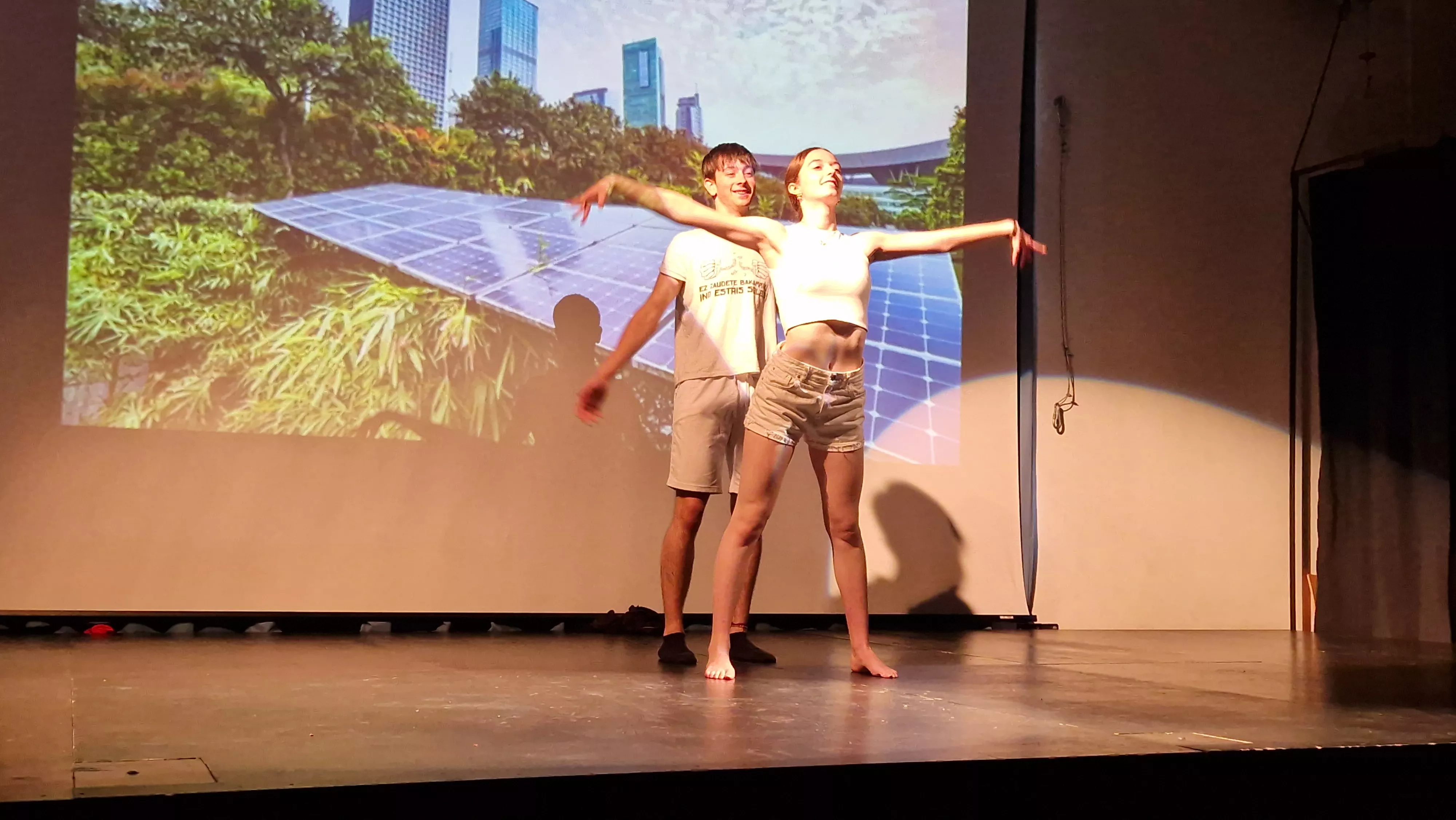 Alumnado de Ciencias de la Actividad Física y el Deporte representando los ODS. Foto Myriam Martínez 