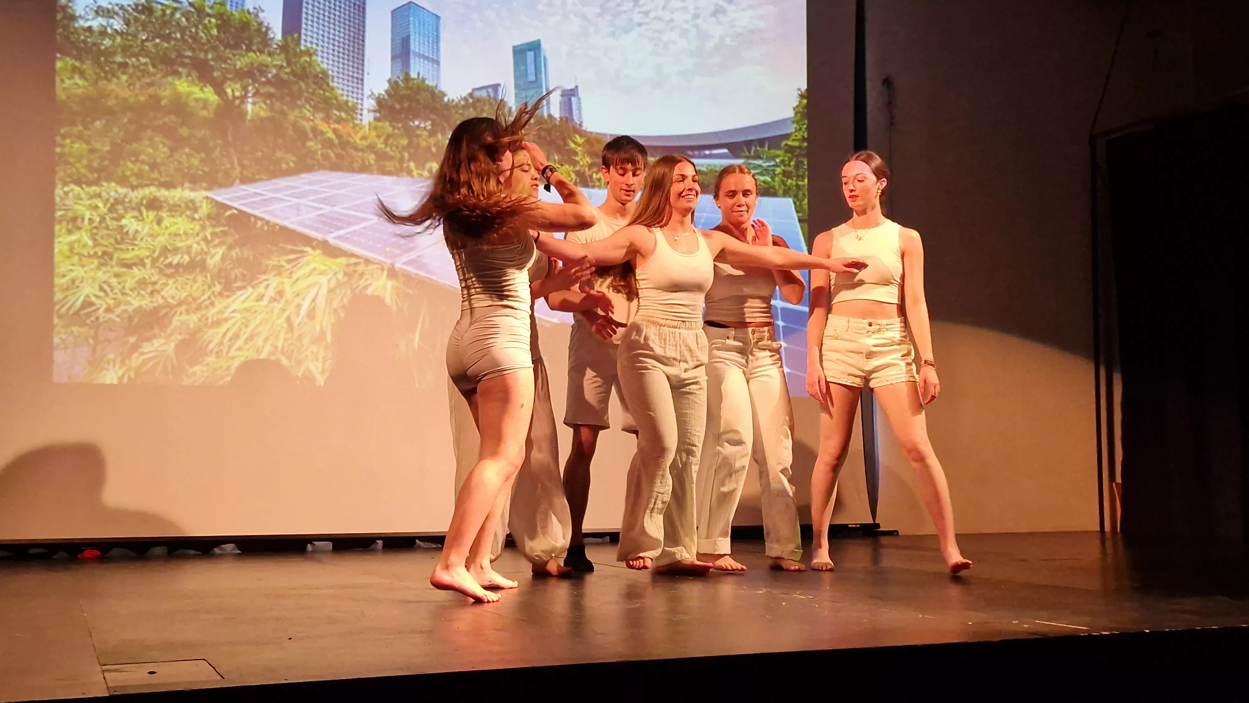 Alumnado de Ciencias de la Actividad Física y el Deporte representando los ODS. Foto Myriam Martínez 