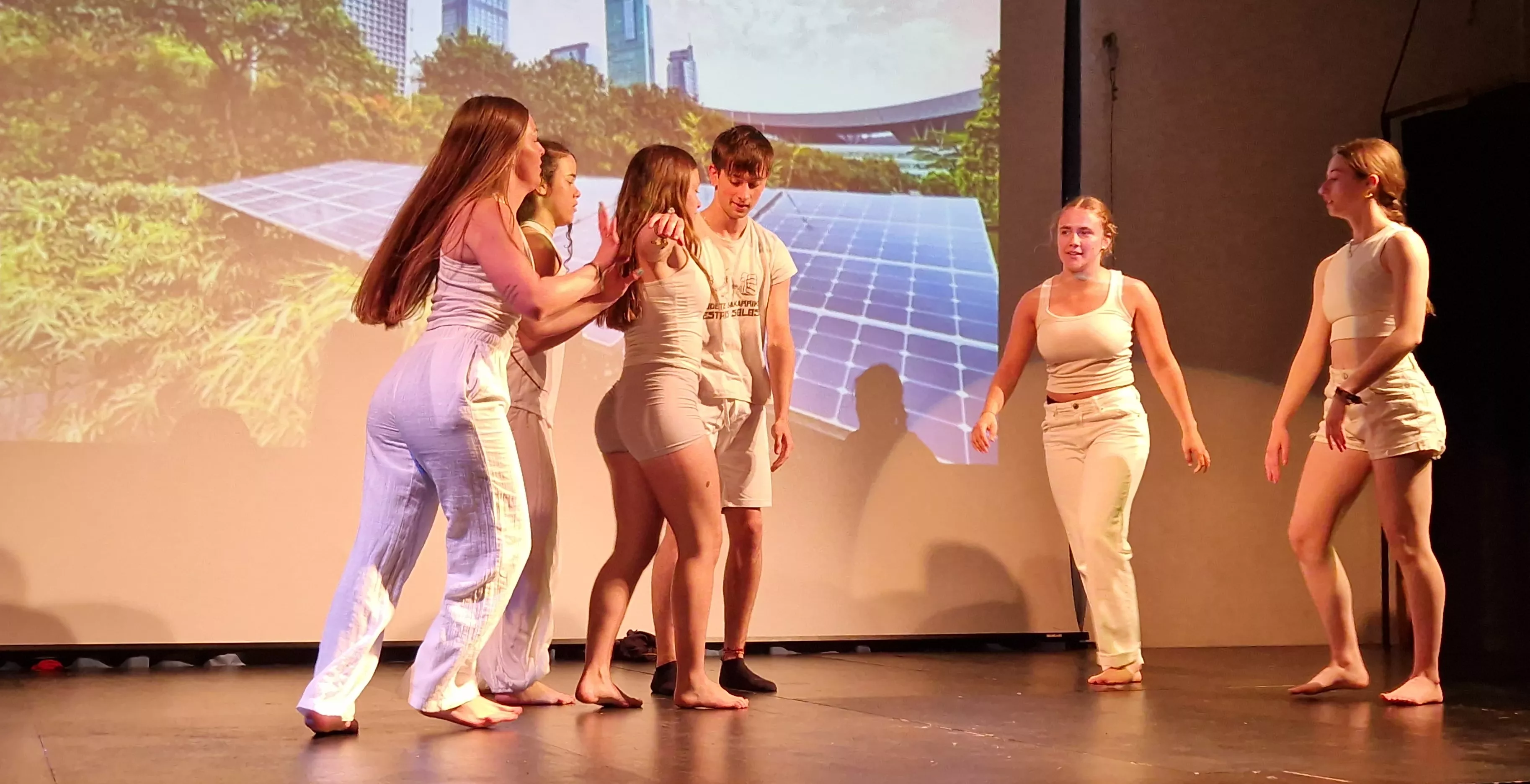 Alumnado de Ciencias de la Actividad Física y el Deporte representando los ODS. Foto Myriam Martínez 