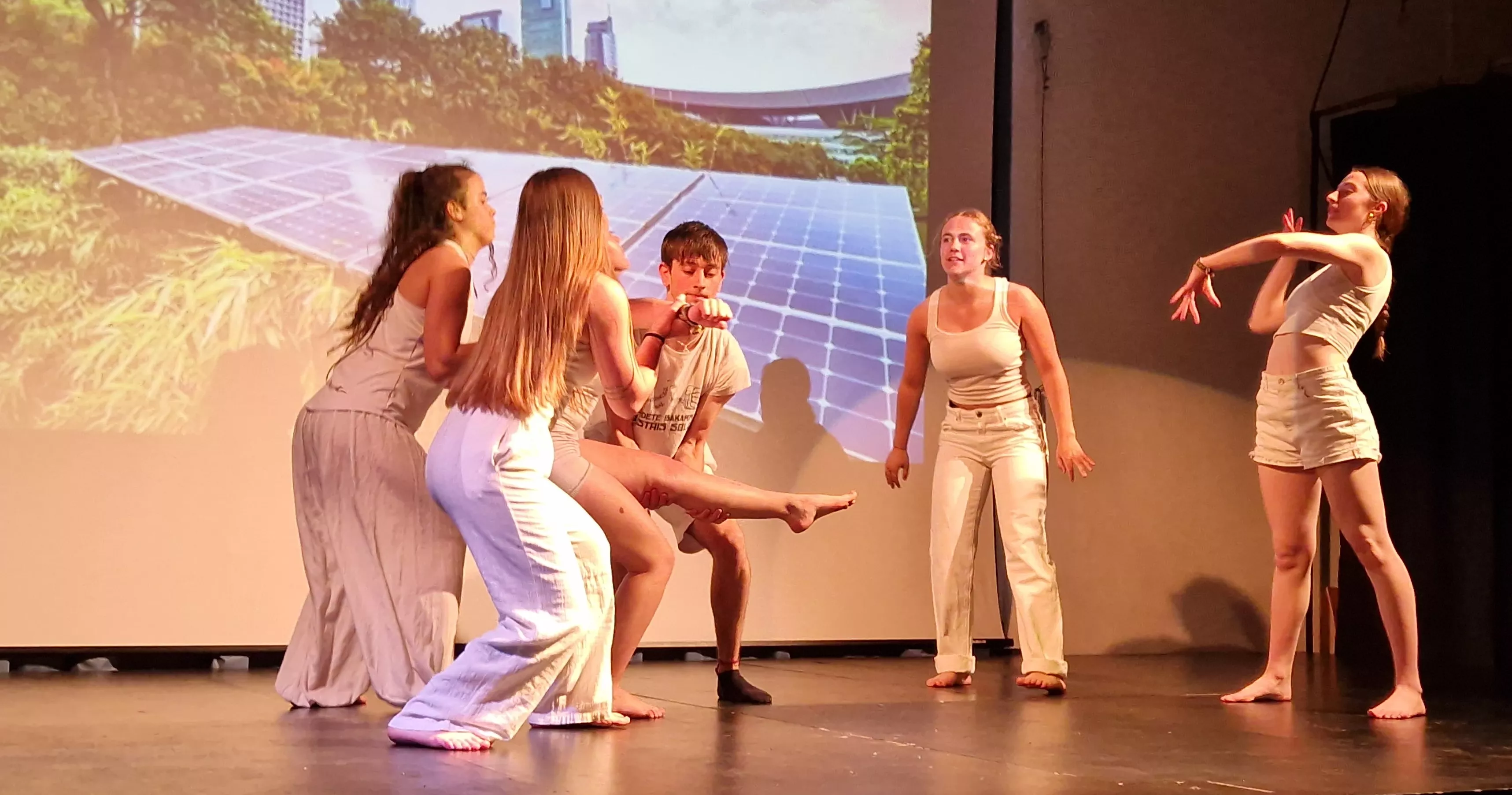 Alumnado de Ciencias de la Actividad Física y el Deporte representando los ODS. Foto Myriam Martínez 