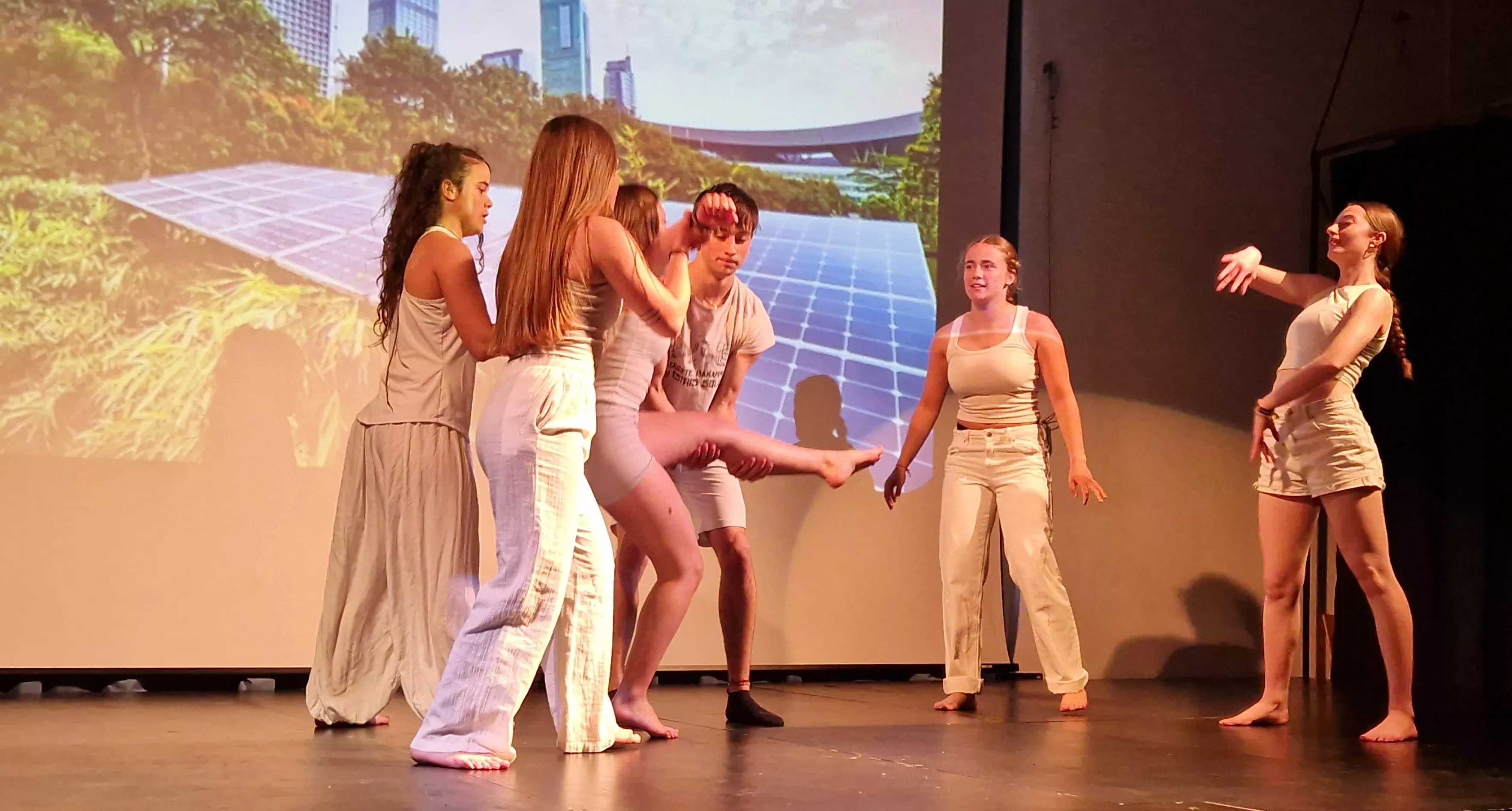 Alumnado de Ciencias de la Actividad Física y el Deporte representando los ODS. Foto Myriam Martínez 