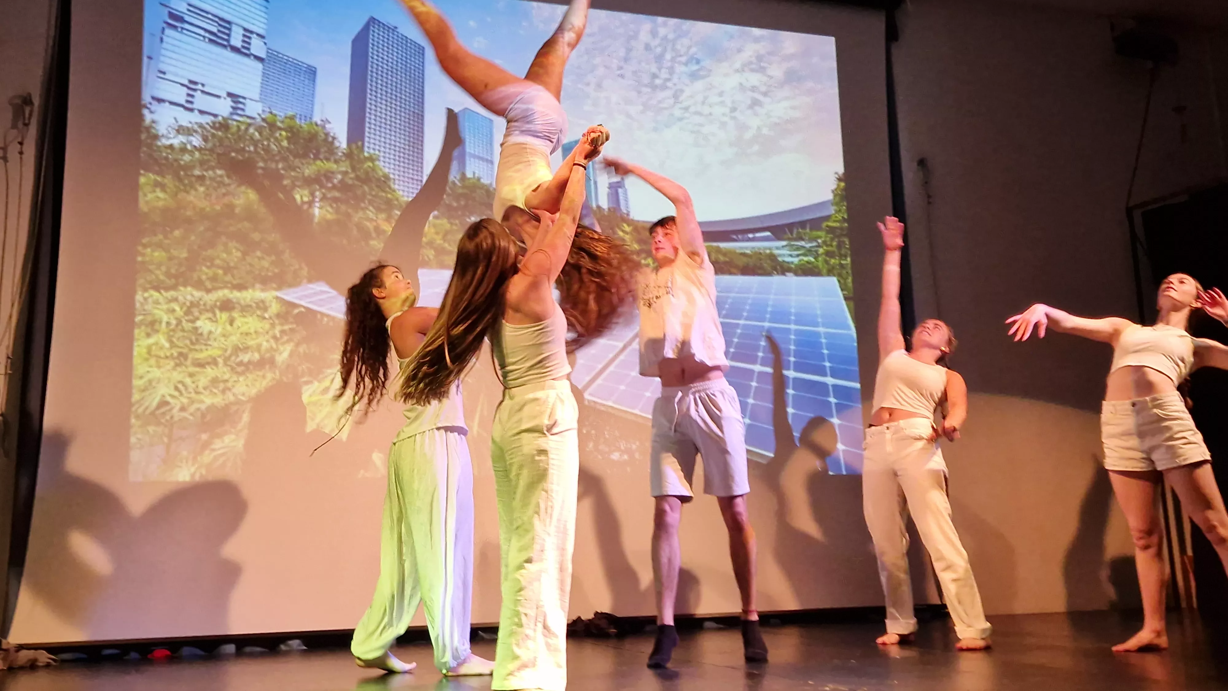 Alumnado de Ciencias de la Actividad Física y el Deporte representando los ODS. Foto Myriam Martínez 