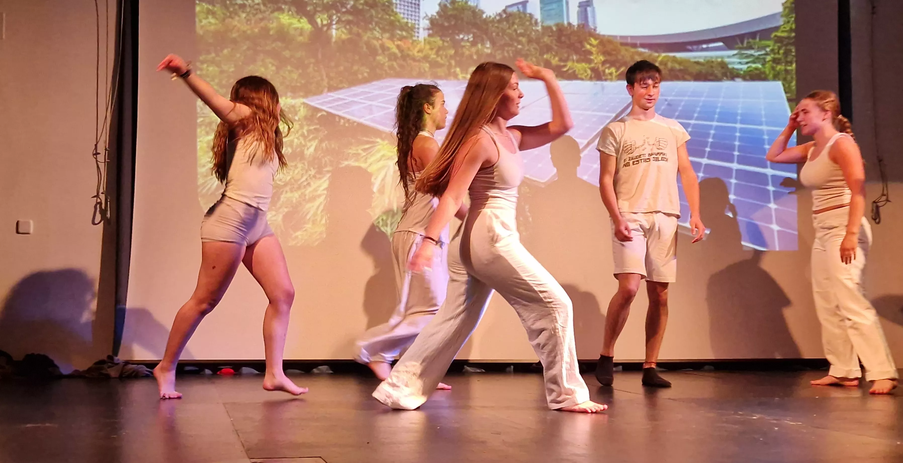 Alumnado de Ciencias de la Actividad Física y el Deporte representando los ODS. Foto Myriam Martínez 