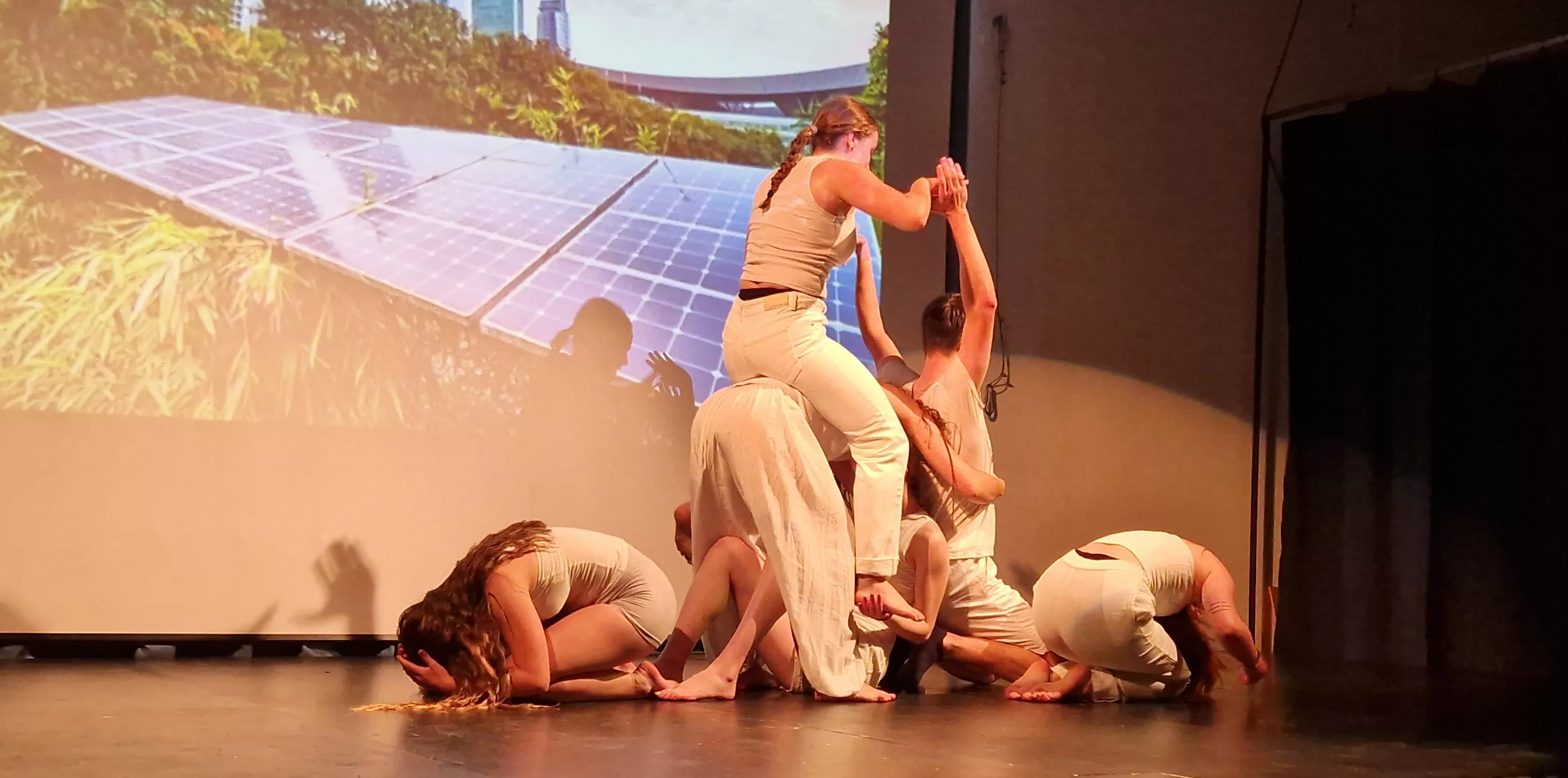 Alumnado de Ciencias de la Actividad Física y el Deporte representando los ODS. Foto Myriam Martínez 