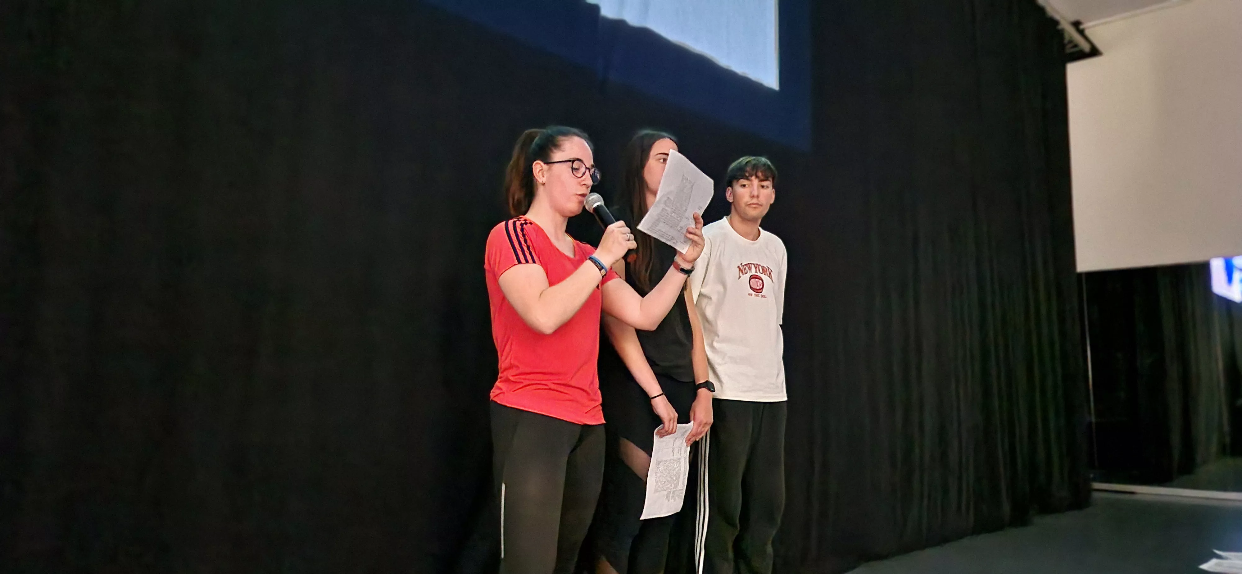 Alumnado de Ciencias de la Actividad Física y el Deporte representando los ODS. Foto Myriam Martínez 