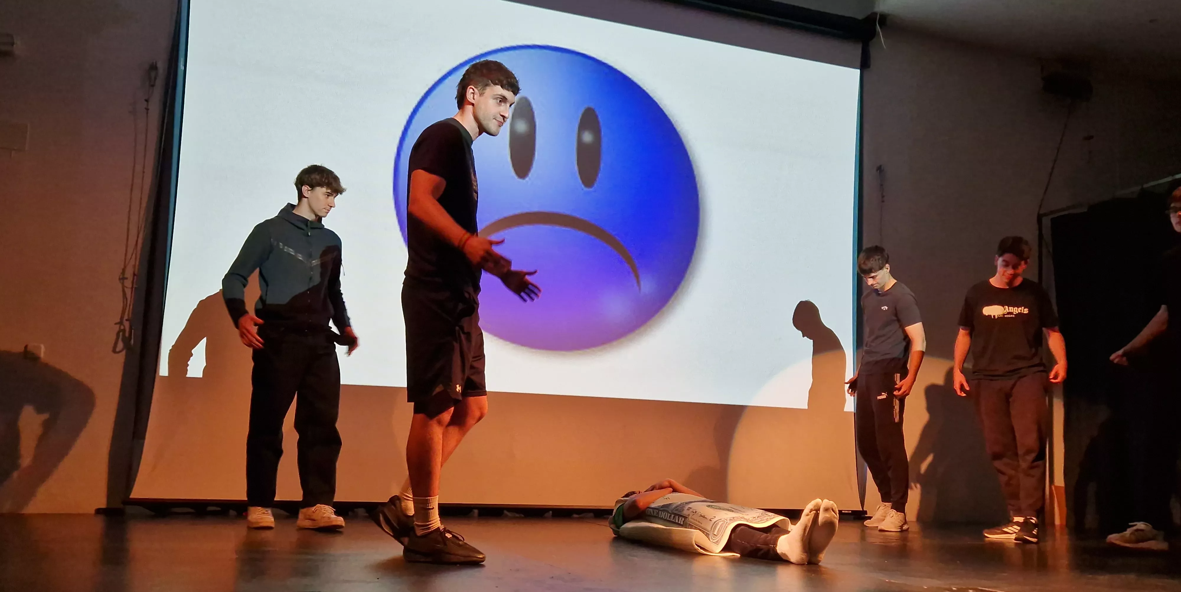 Alumnado de Ciencias de la Actividad Física y el Deporte representando los ODS. Foto Myriam Martínez 