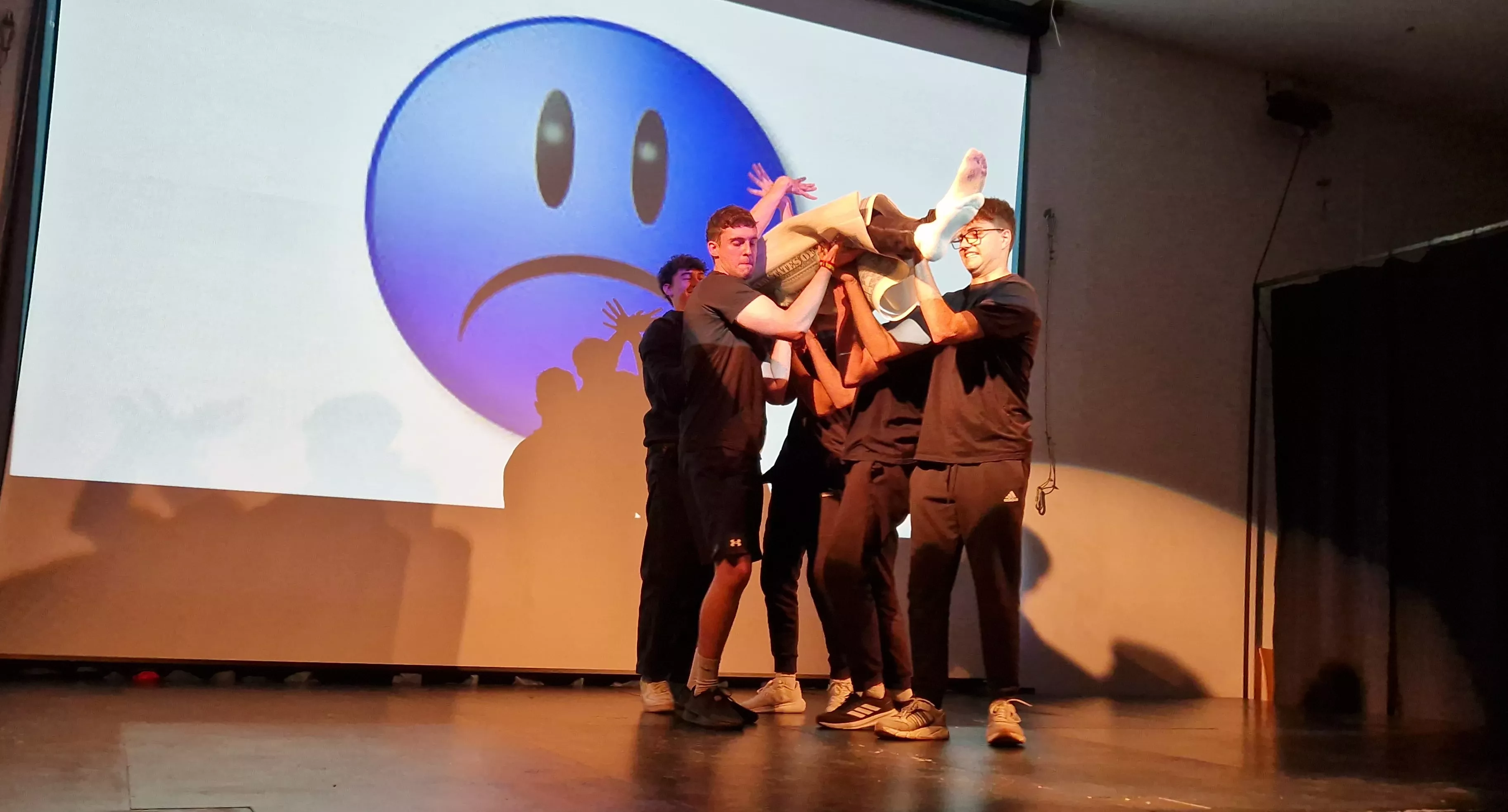 Alumnado de Ciencias de la Actividad Física y el Deporte representando los ODS. Foto Myriam Martínez 