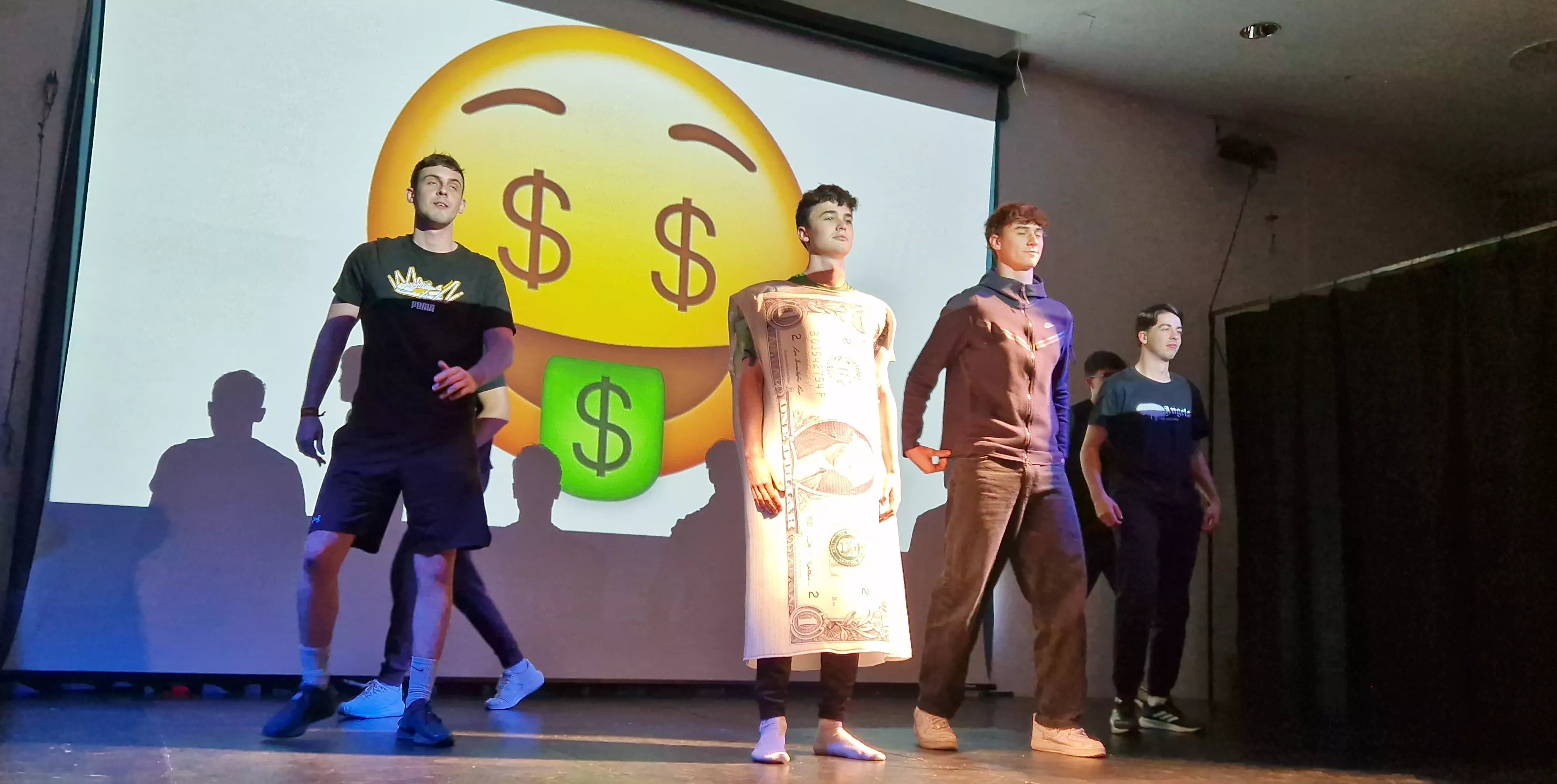 Alumnado de Ciencias de la Actividad Física y el Deporte representando los ODS. Foto Myriam Martínez 