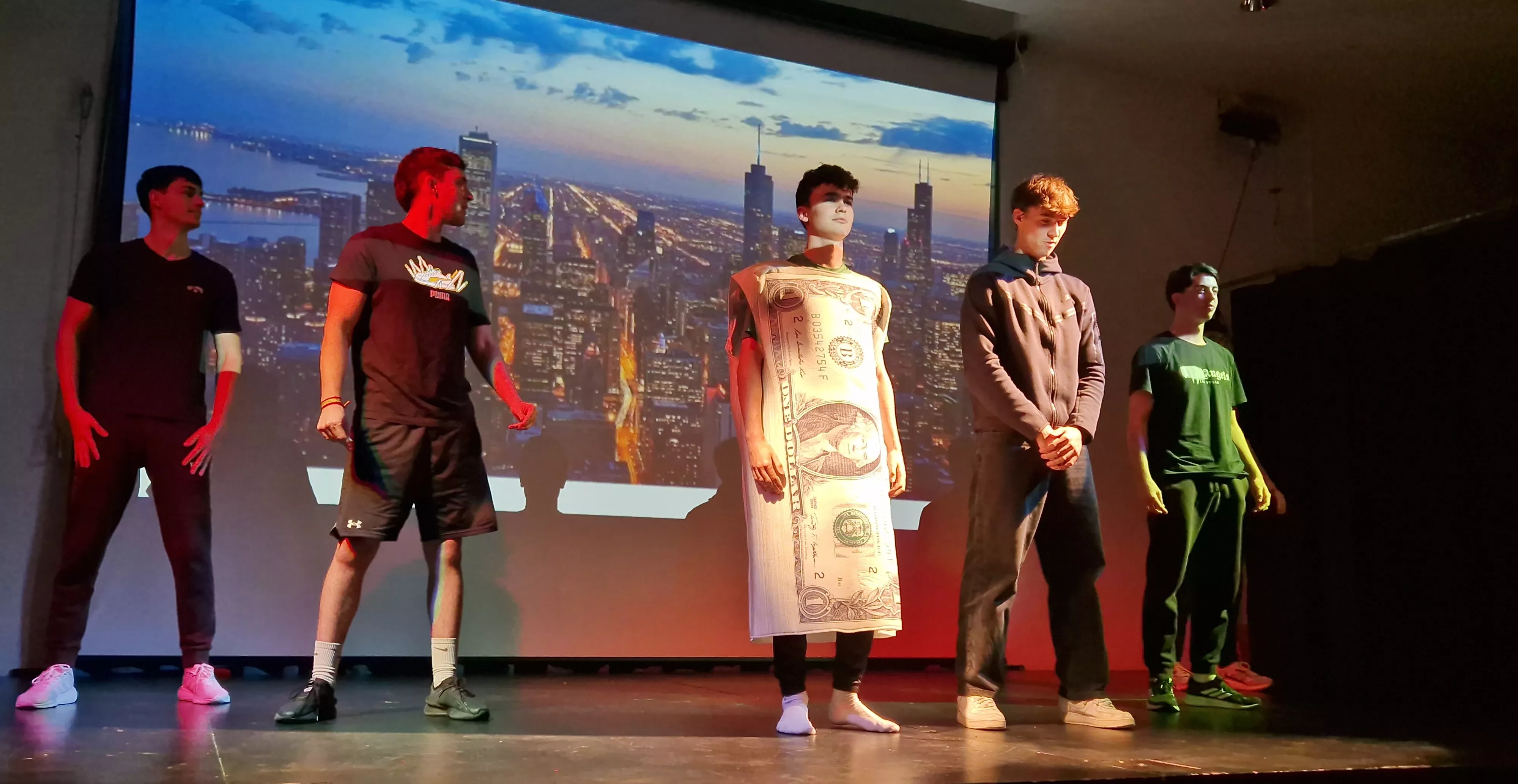 Alumnado de Ciencias de la Actividad Física y el Deporte representando los ODS. Foto Myriam Martínez 