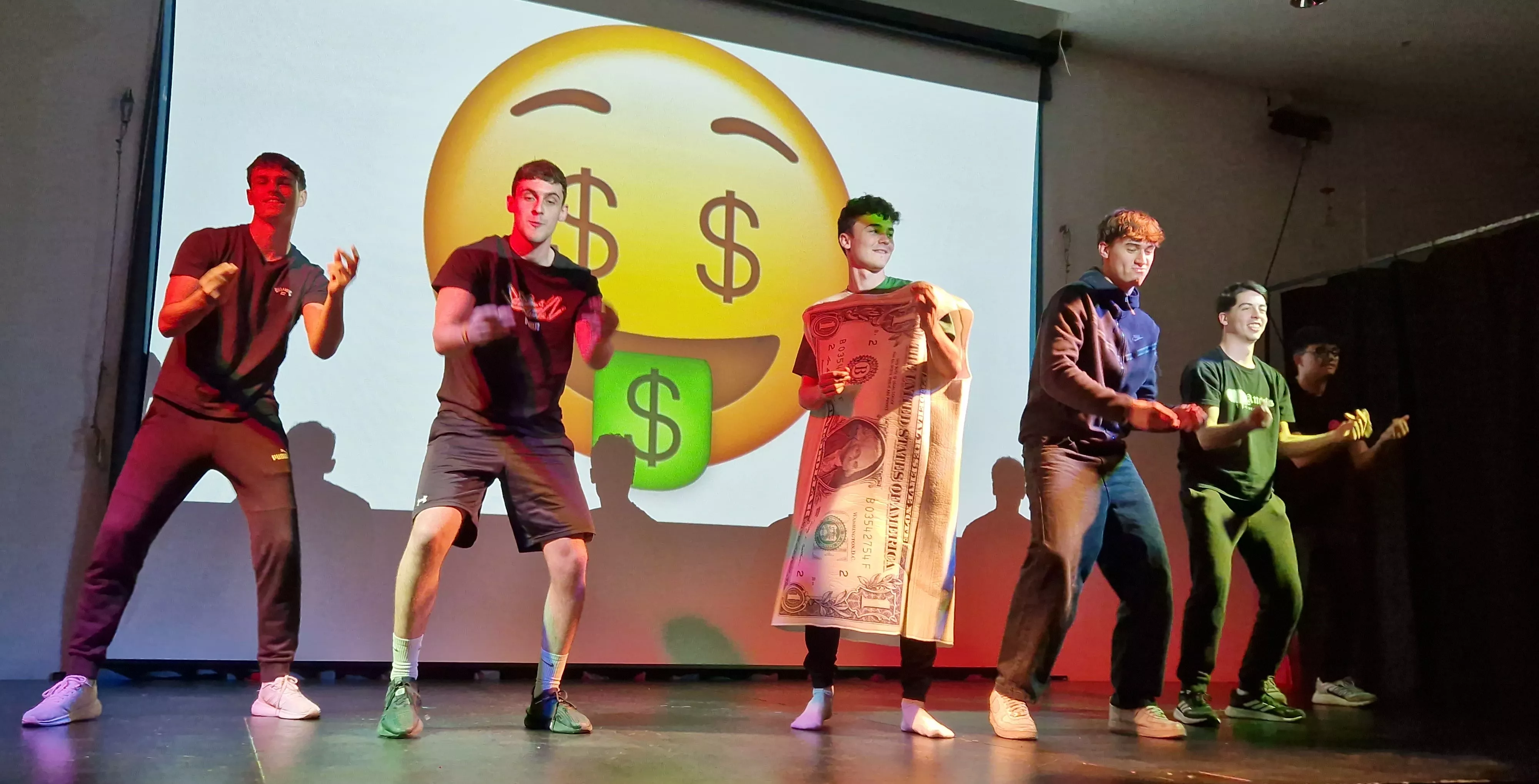 Alumnado de Ciencias de la Actividad Física y el Deporte representando los ODS. Foto Myriam Martínez 