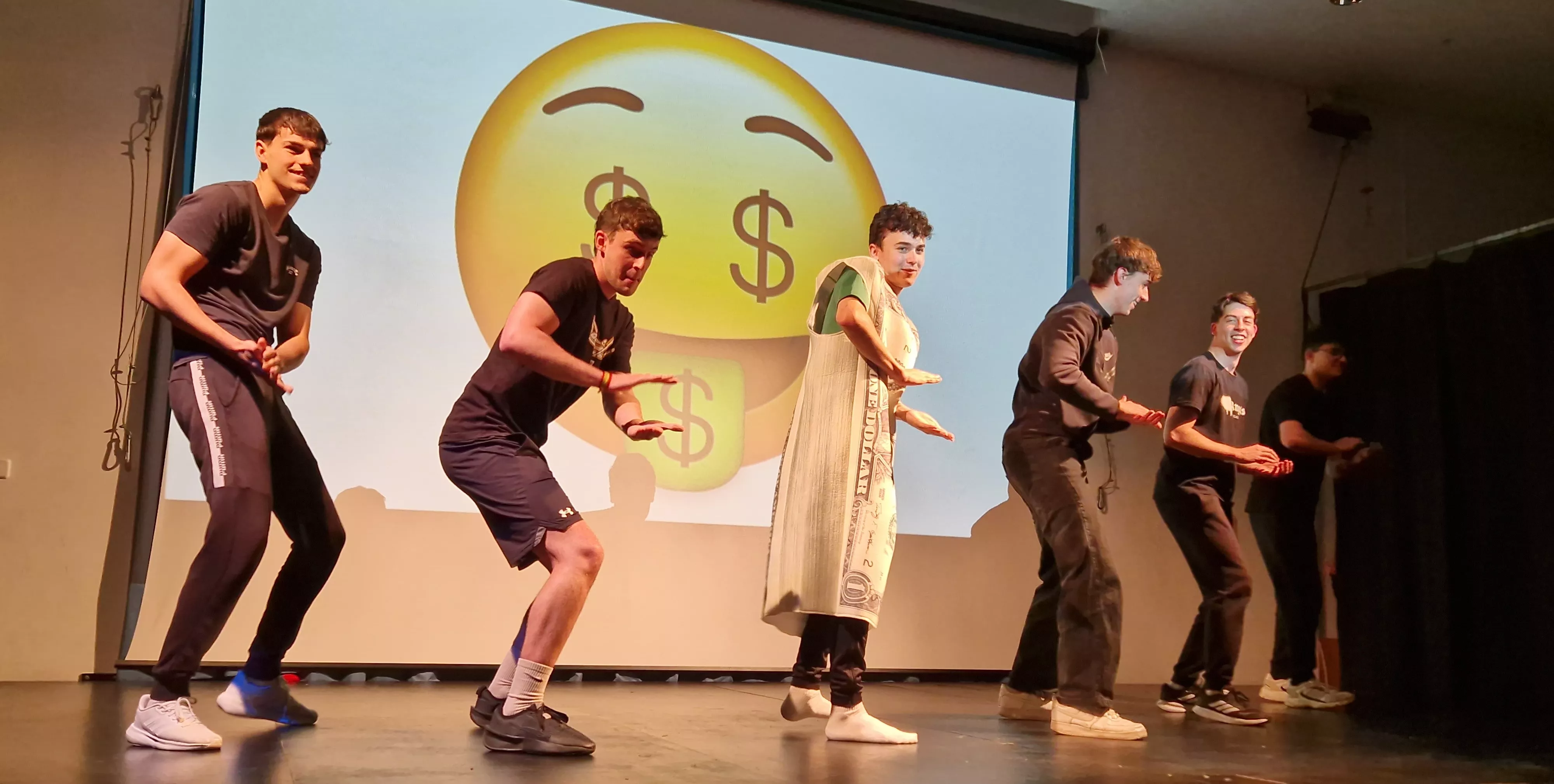 Alumnado de Ciencias de la Actividad Física y el Deporte representando los ODS. Foto Myriam Martínez 