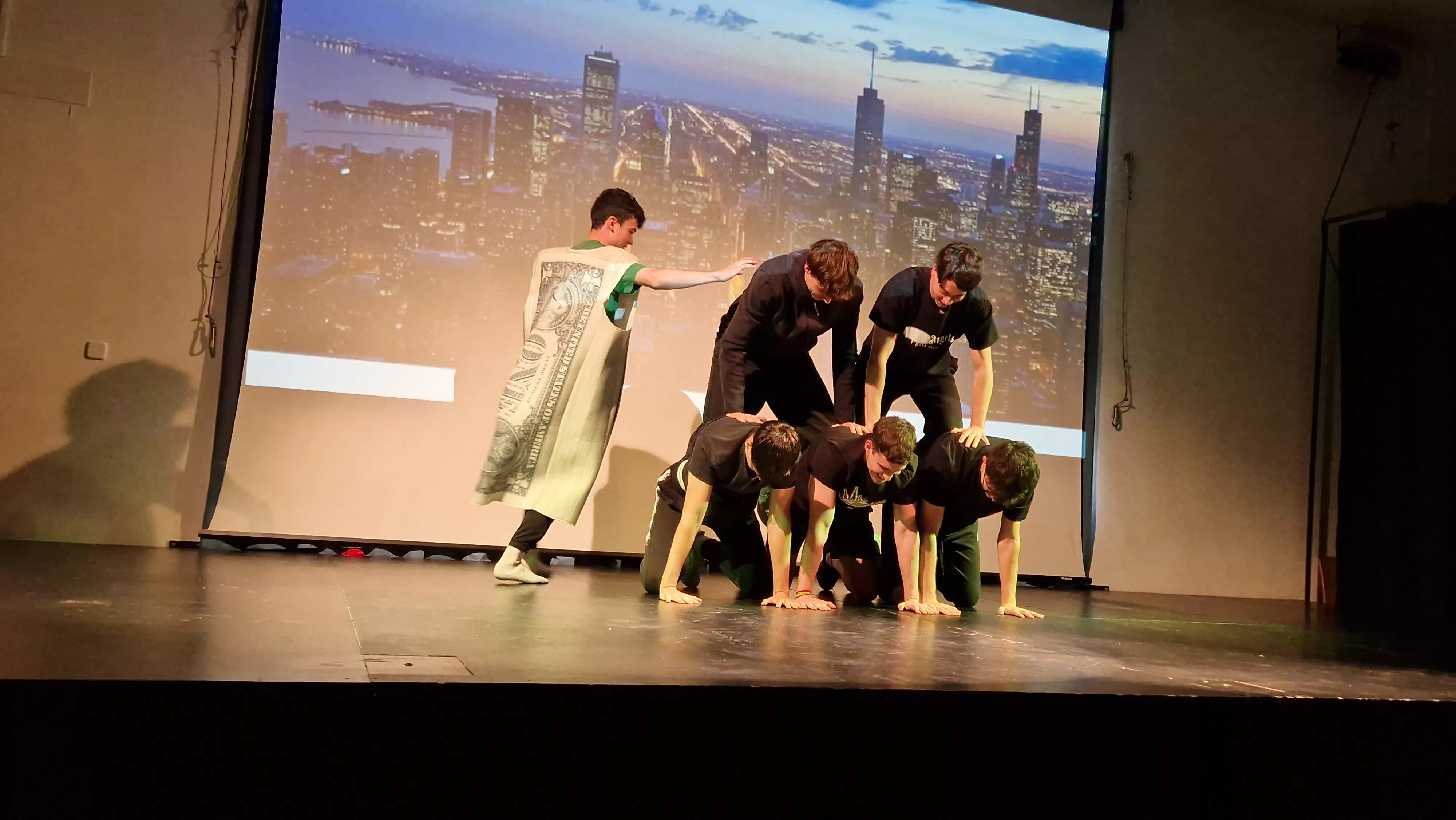 Alumnado de Ciencias de la Actividad Física y el Deporte representando los ODS. Foto Myriam Martínez 