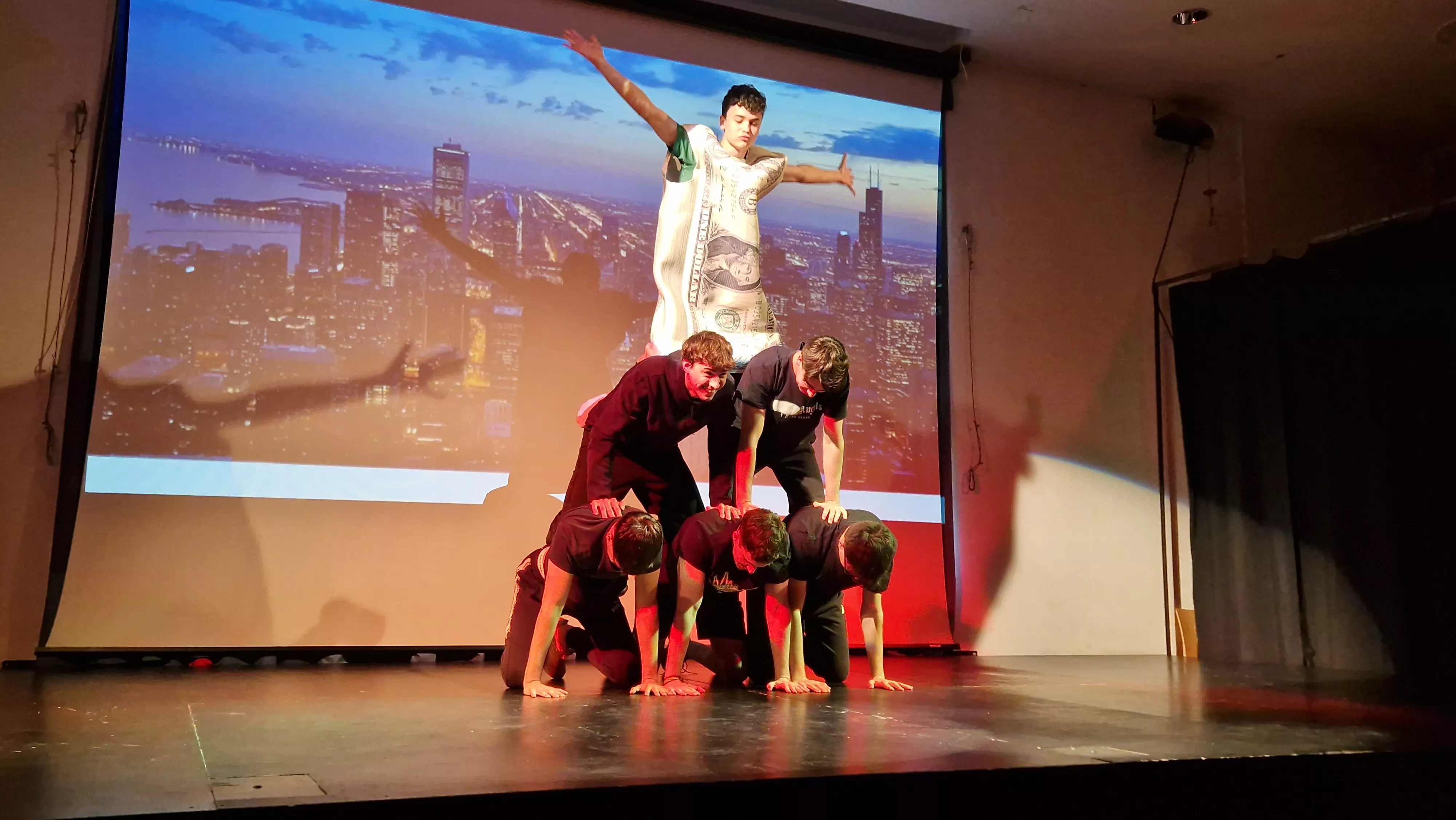 Alumnado de Ciencias de la Actividad Física y el Deporte representando los ODS. Foto Myriam Martínez 