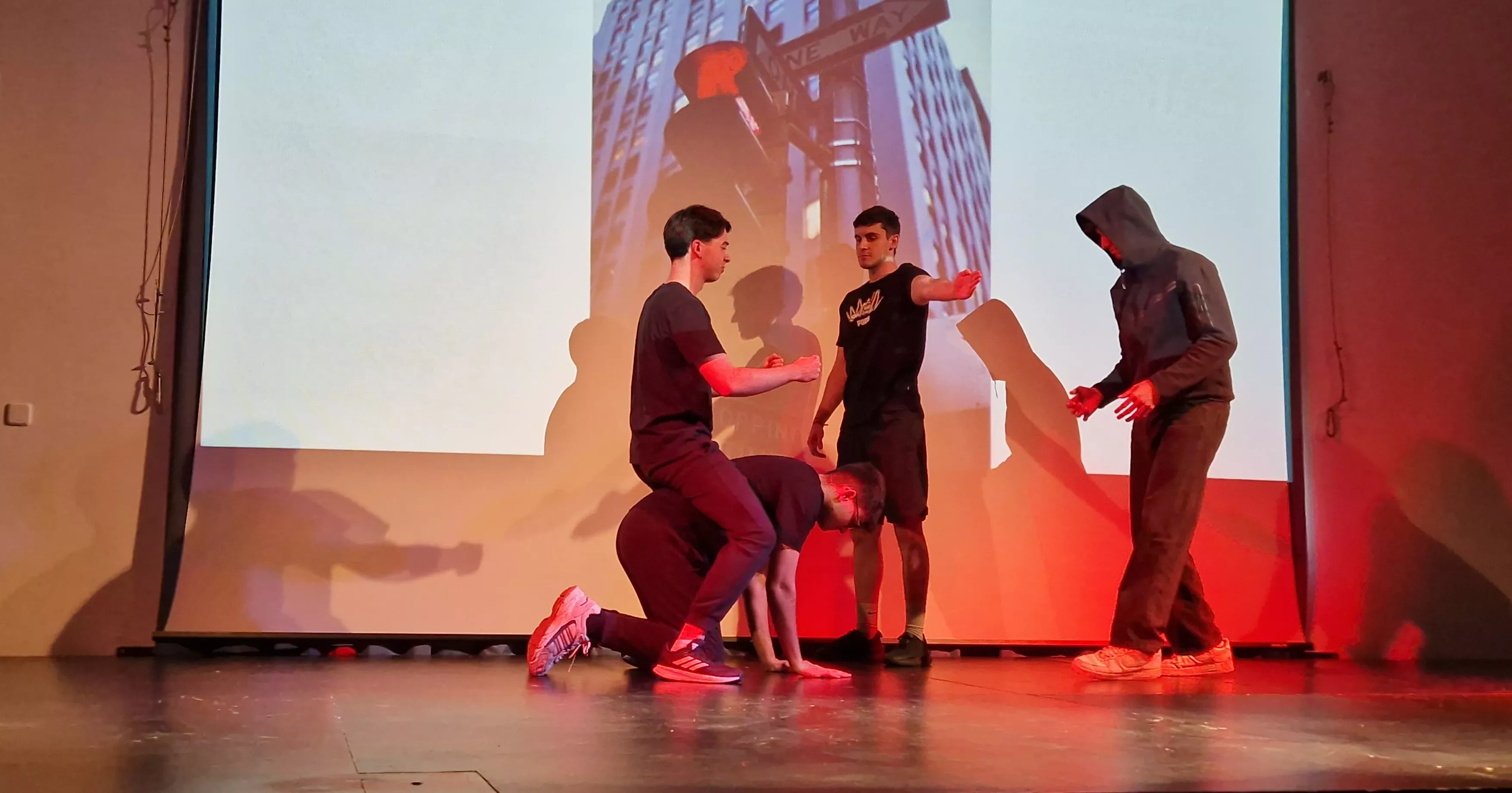 Alumnado de Ciencias de la Actividad Física y el Deporte representando los ODS. Foto Myriam Martínez 