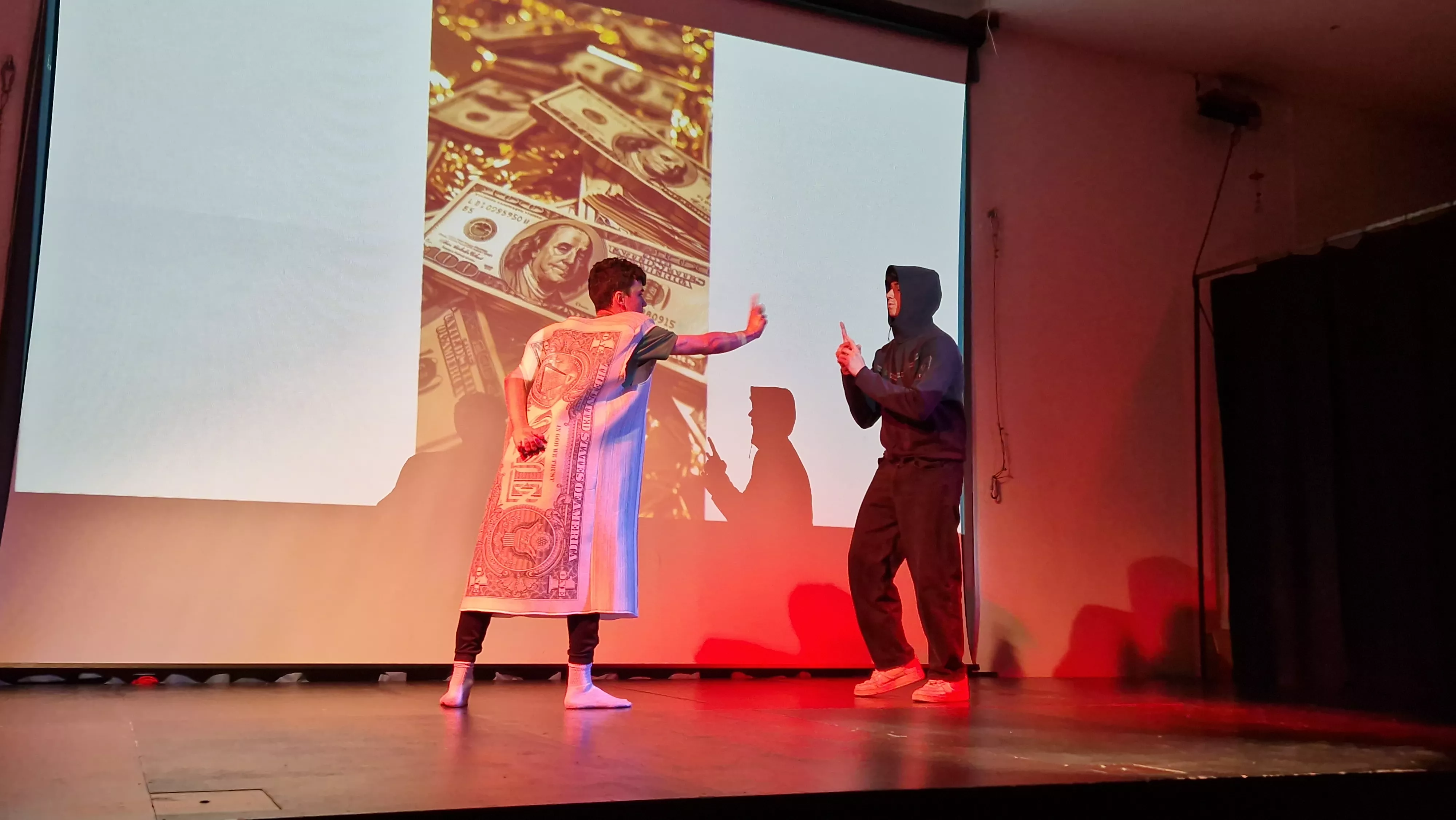 Alumnado de Ciencias de la Actividad Física y el Deporte representando los ODS. Foto Myriam Martínez 