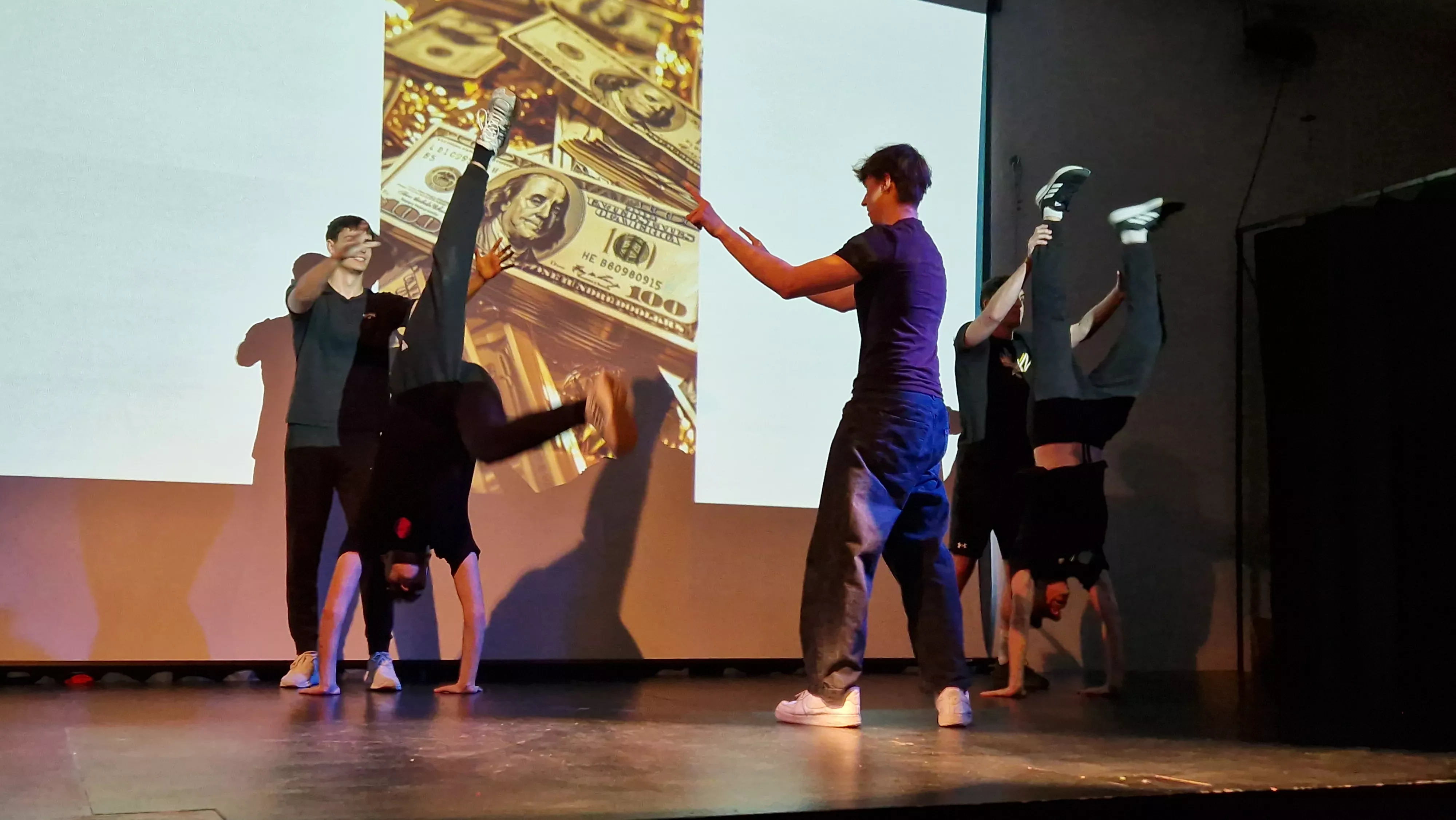 Alumnado de Ciencias de la Actividad Física y el Deporte representando los ODS. Foto Myriam Martínez 
