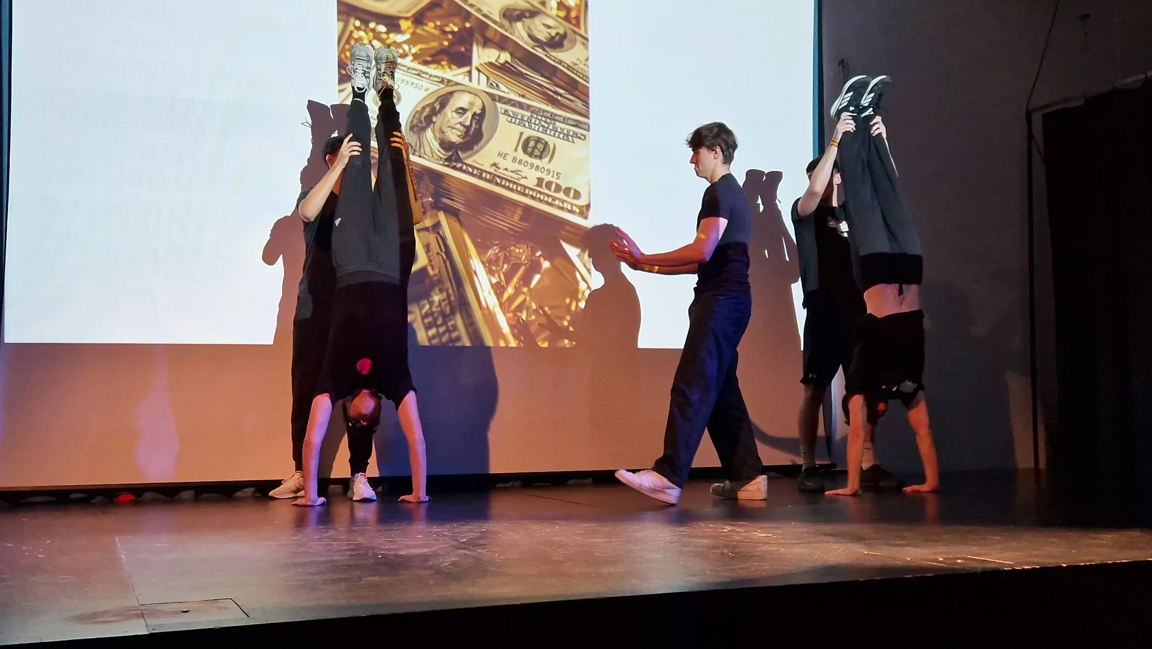 Alumnado de Ciencias de la Actividad Física y el Deporte representando los ODS. Foto Myriam Martínez 