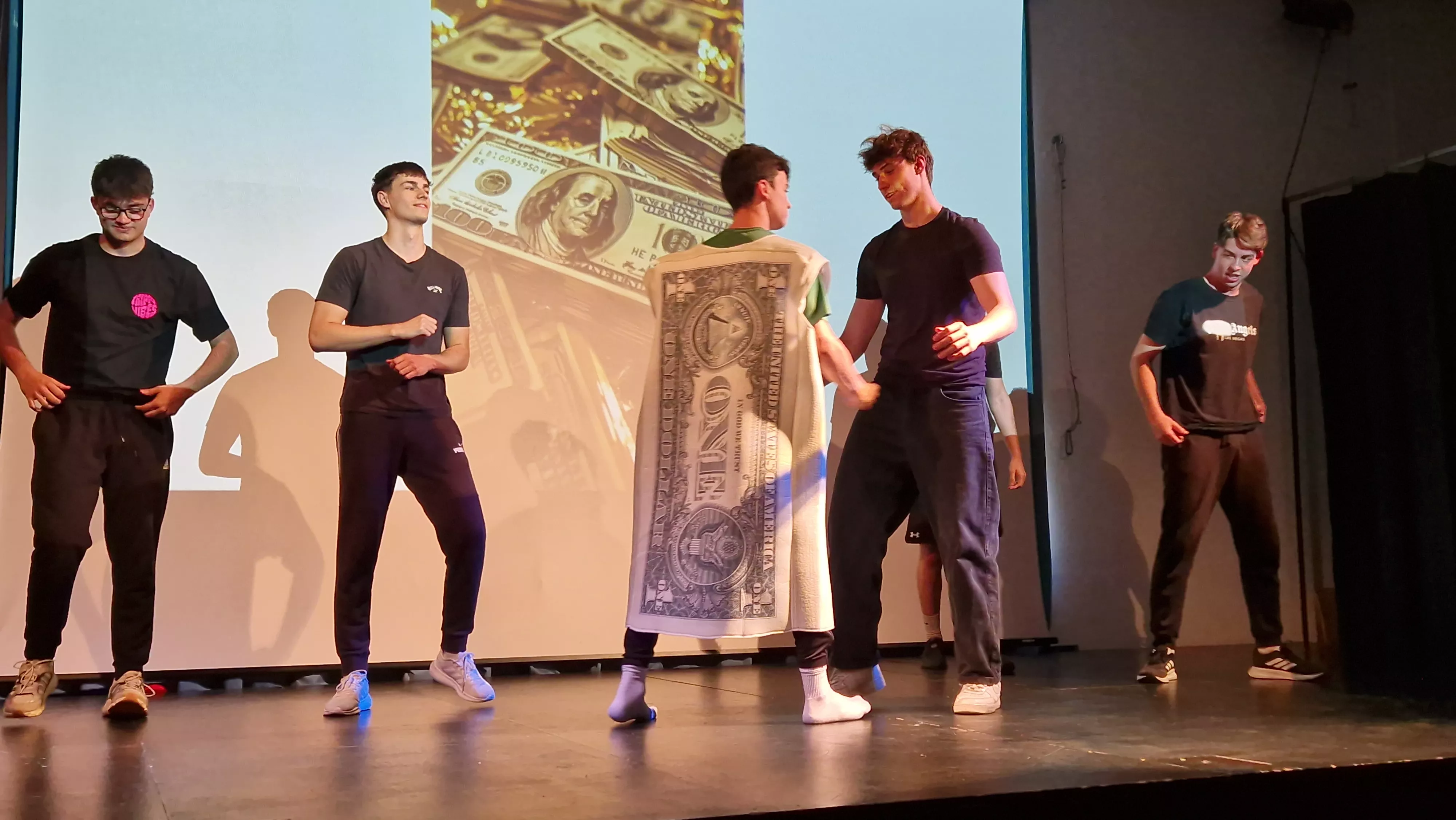 Alumnado de Ciencias de la Actividad Física y el Deporte representando los ODS. Foto Myriam Martínez 