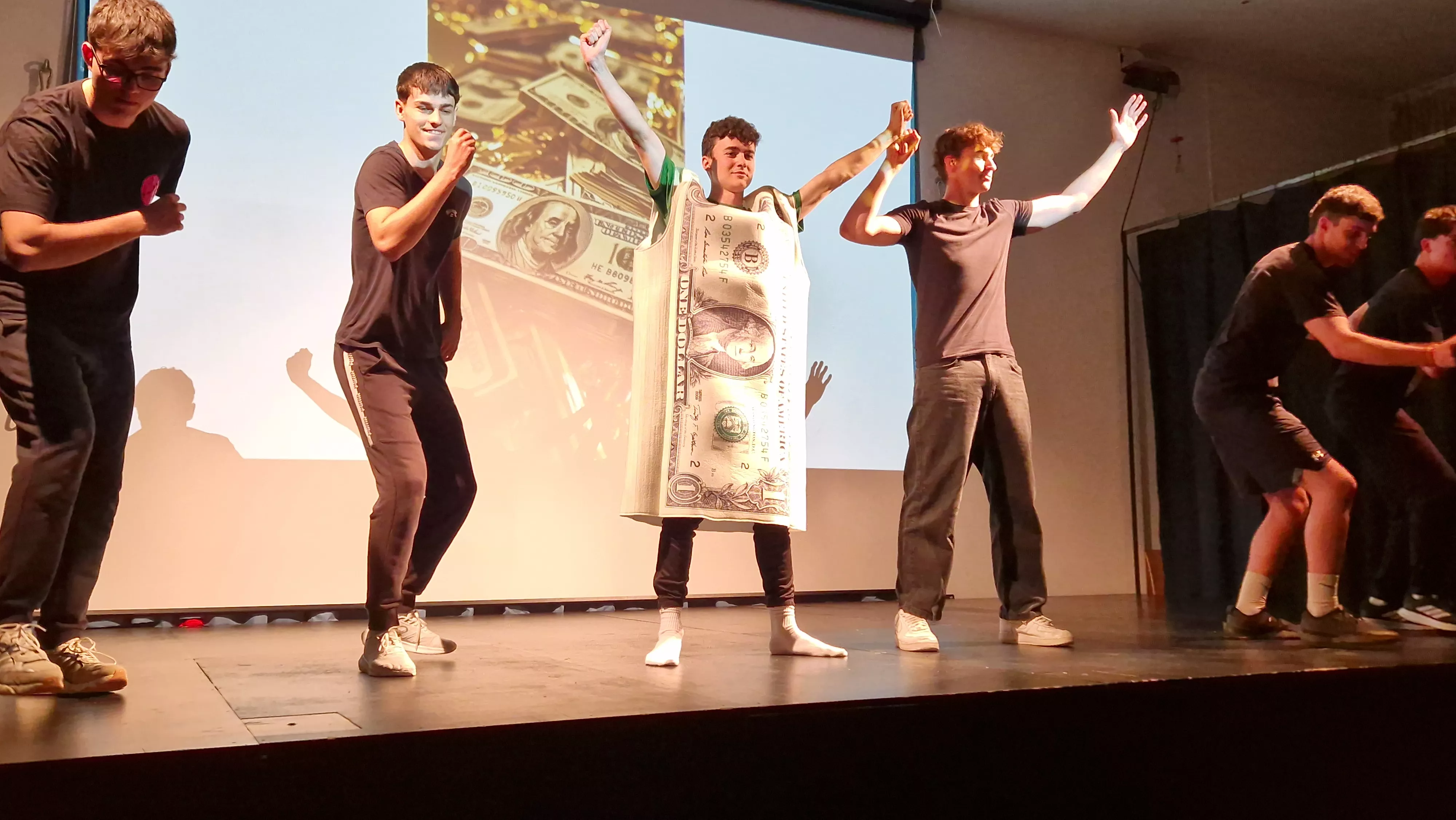 Alumnado de Ciencias de la Actividad Física y el Deporte representando los ODS. Foto Myriam Martínez 