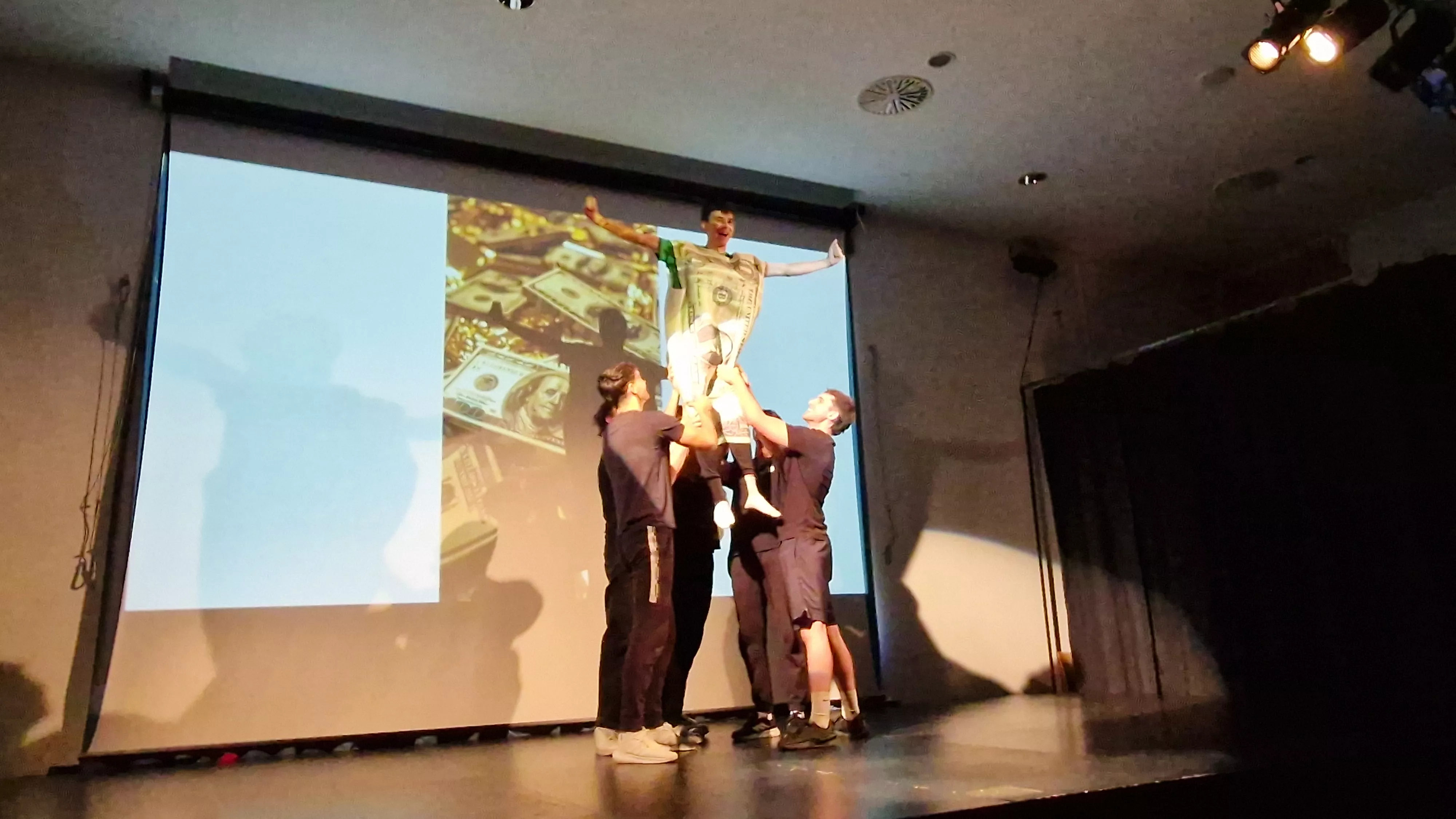 Alumnado de Ciencias de la Actividad Física y el Deporte representando los ODS. Foto Myriam Martínez 