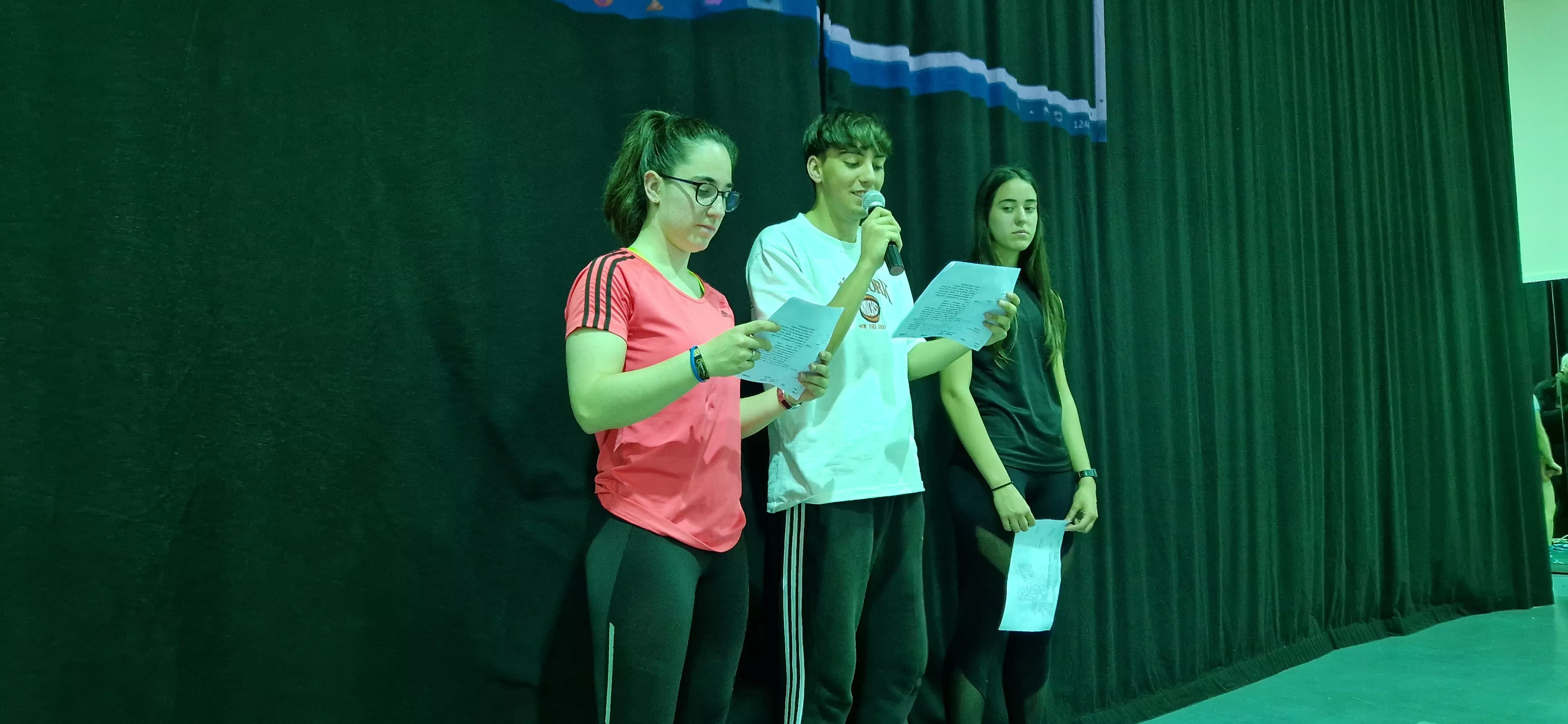 Alumnado de Ciencias de la Actividad Física y el Deporte representando los ODS. Foto Myriam Martínez 