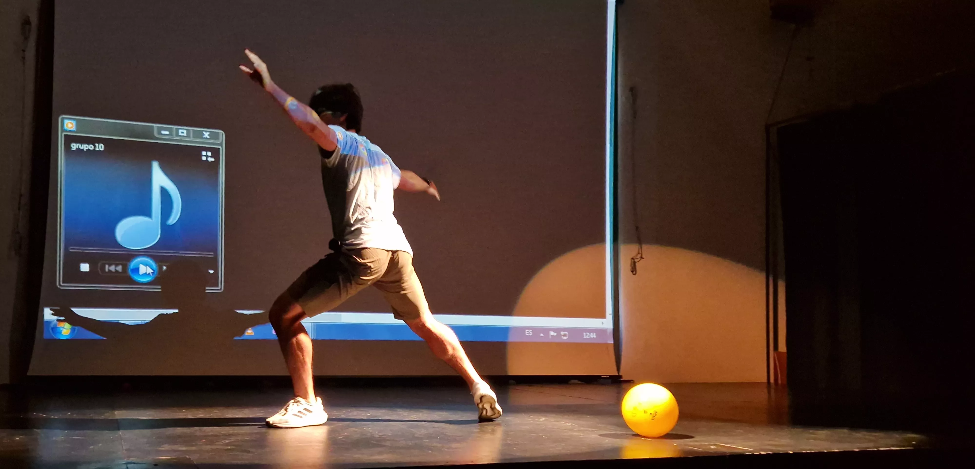 Alumnado de Ciencias de la Actividad Física y el Deporte representando los ODS. Foto Myriam Martínez 