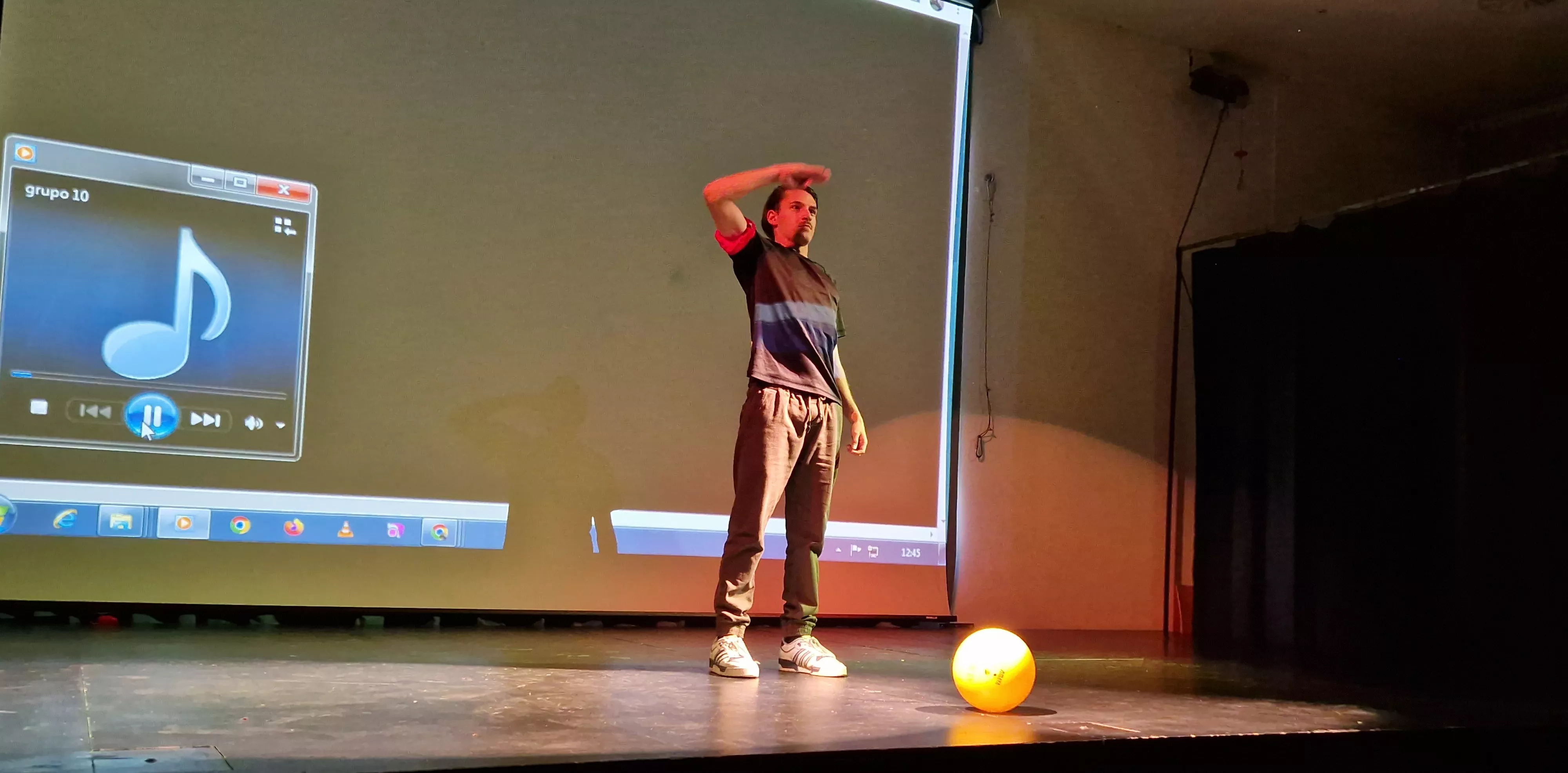 Alumnado de Ciencias de la Actividad Física y el Deporte representando los ODS. Foto Myriam Martínez 