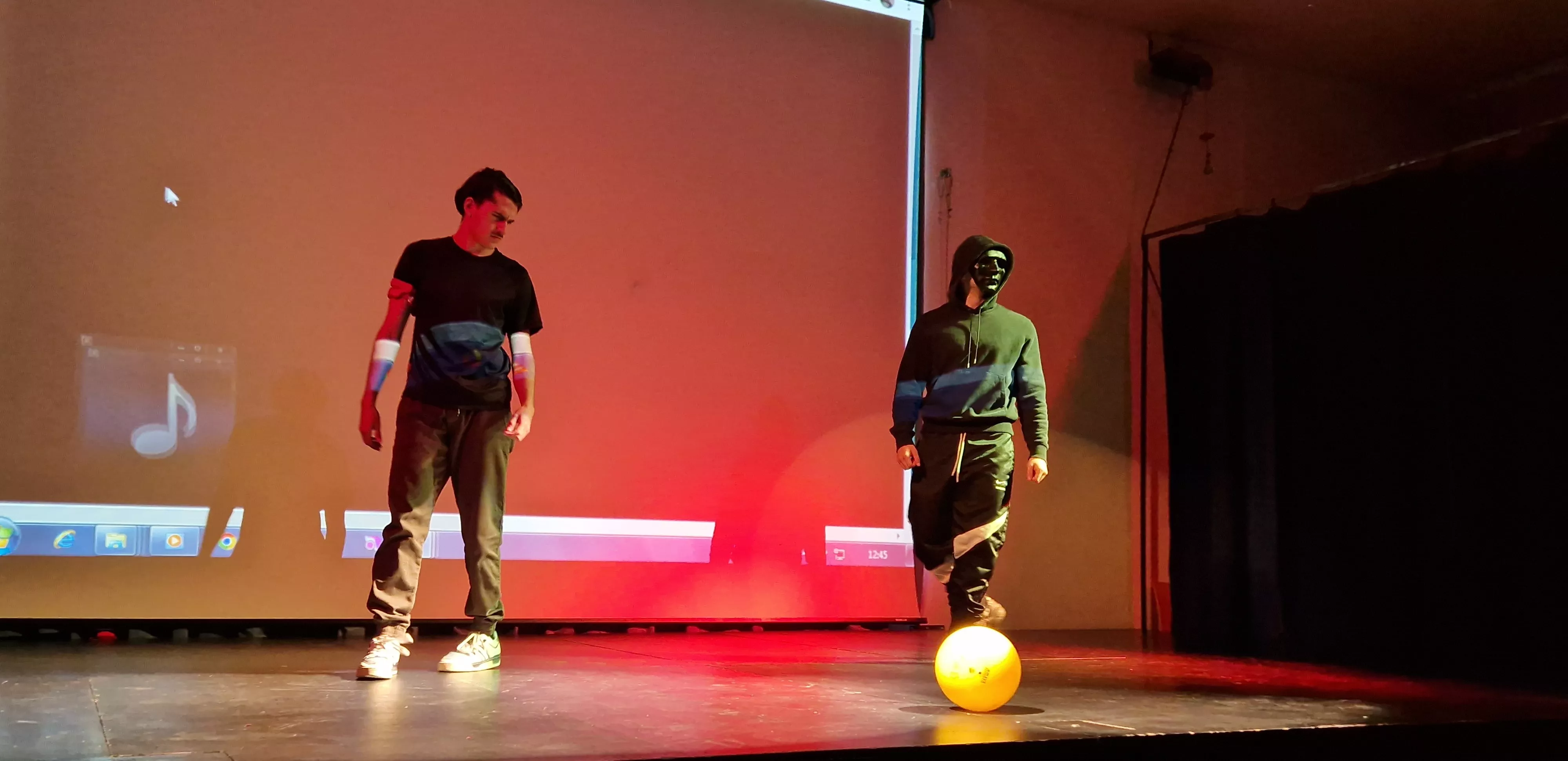 Alumnado de Ciencias de la Actividad Física y el Deporte representando los ODS. Foto Myriam Martínez 