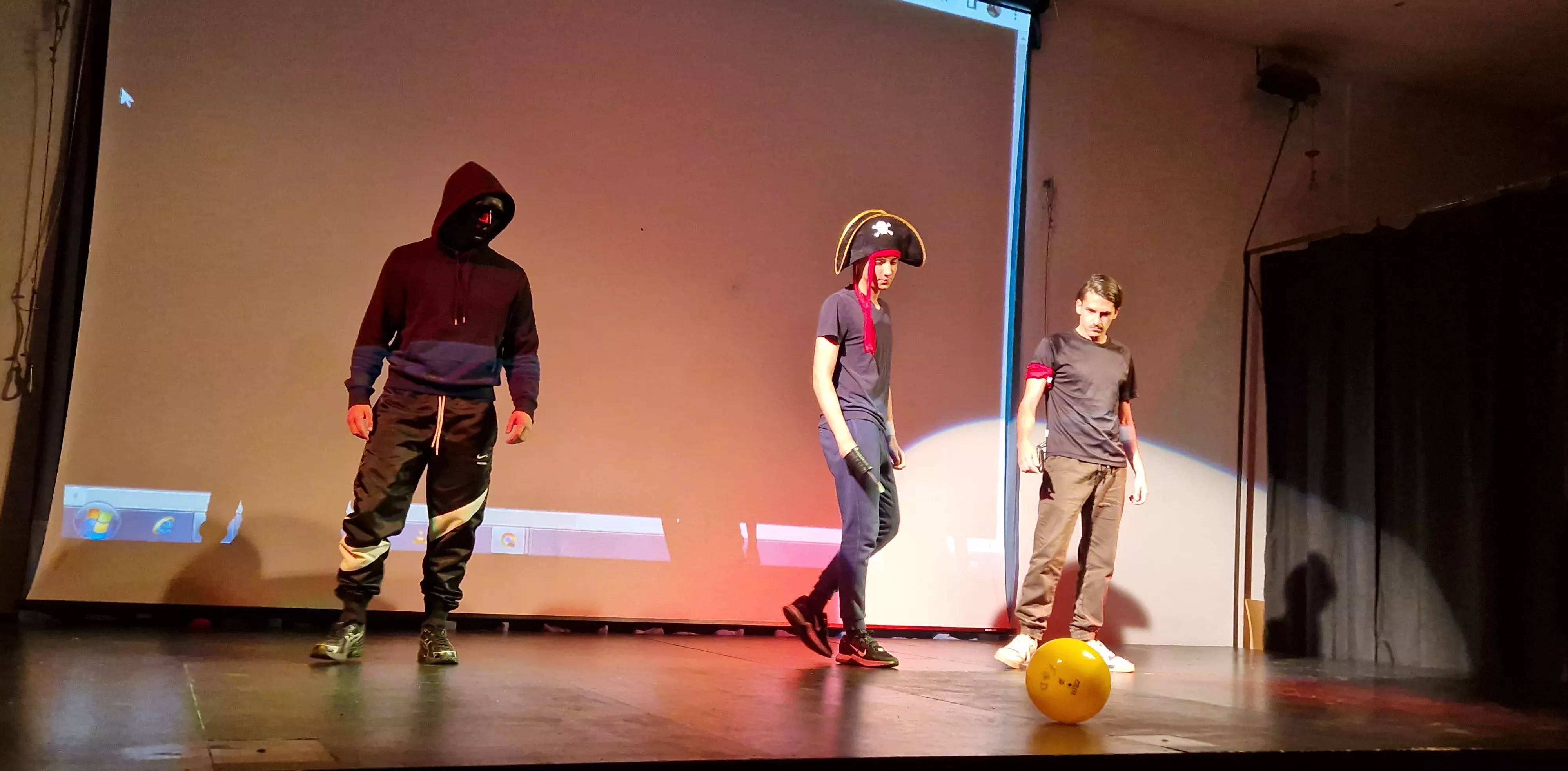 Alumnado de Ciencias de la Actividad Física y el Deporte representando los ODS. Foto Myriam Martínez 