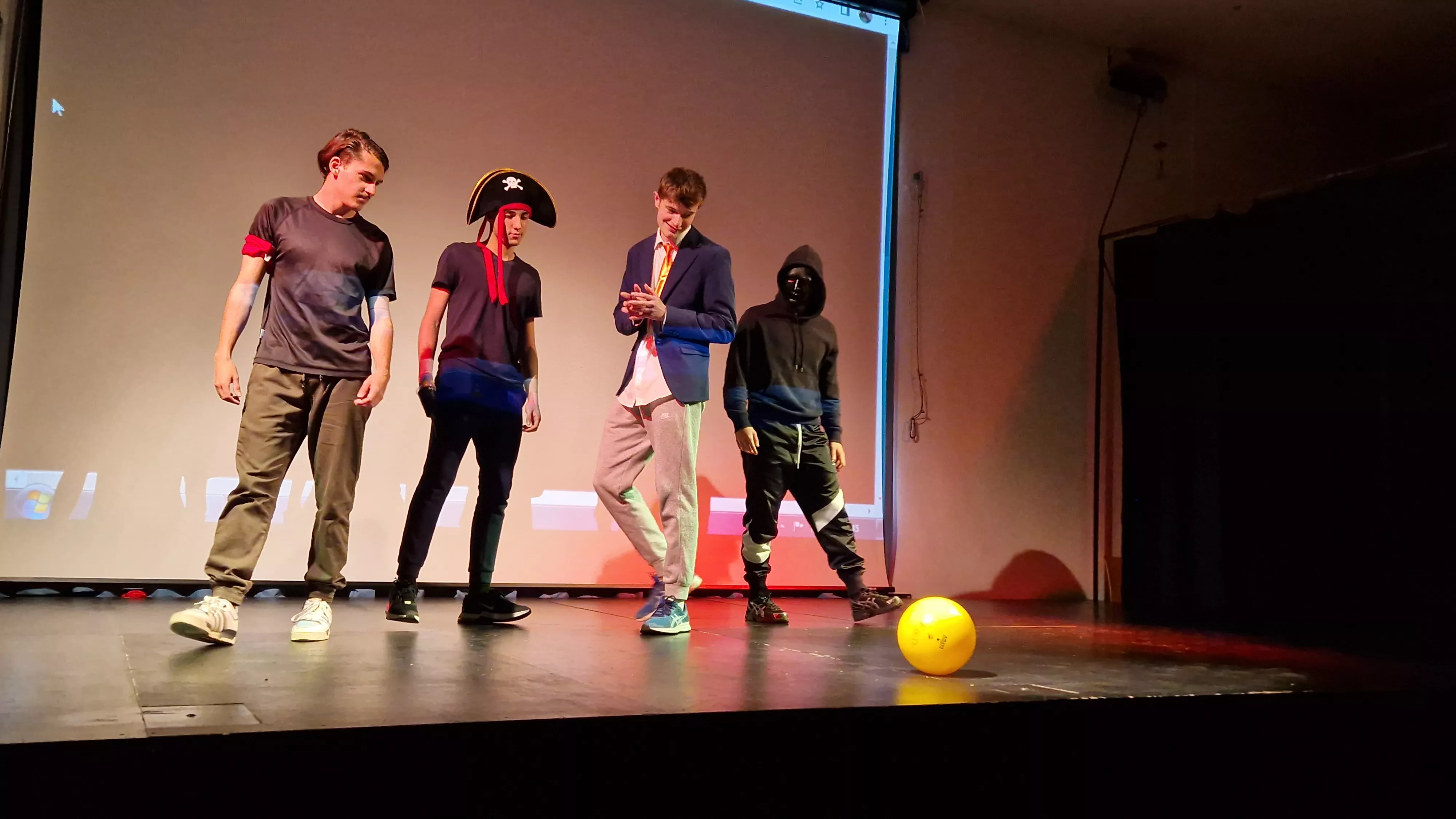 Alumnado de Ciencias de la Actividad Física y el Deporte representando los ODS. Foto Myriam Martínez 