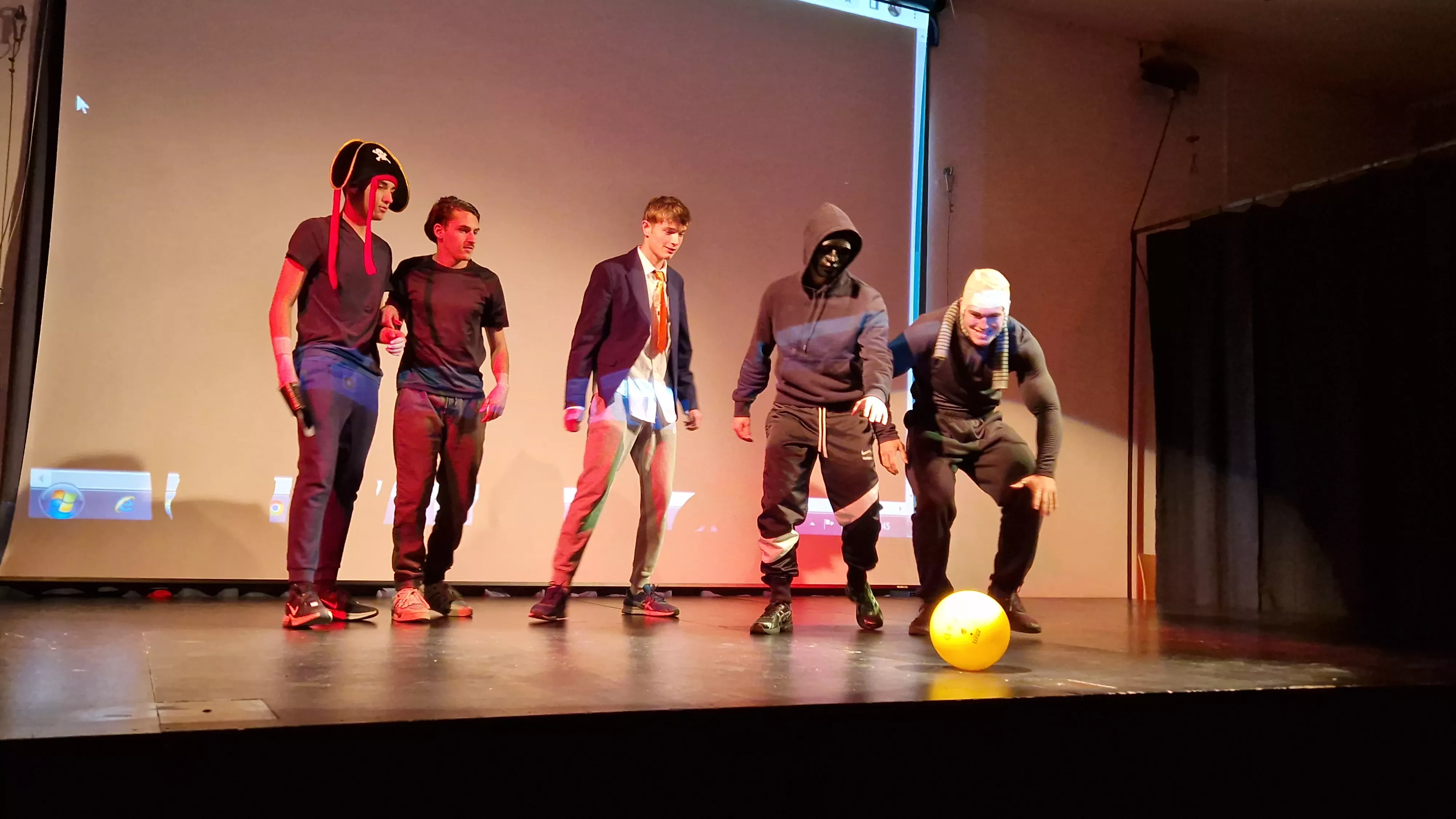 Alumnado de Ciencias de la Actividad Física y el Deporte representando los ODS. Foto Myriam Martínez 