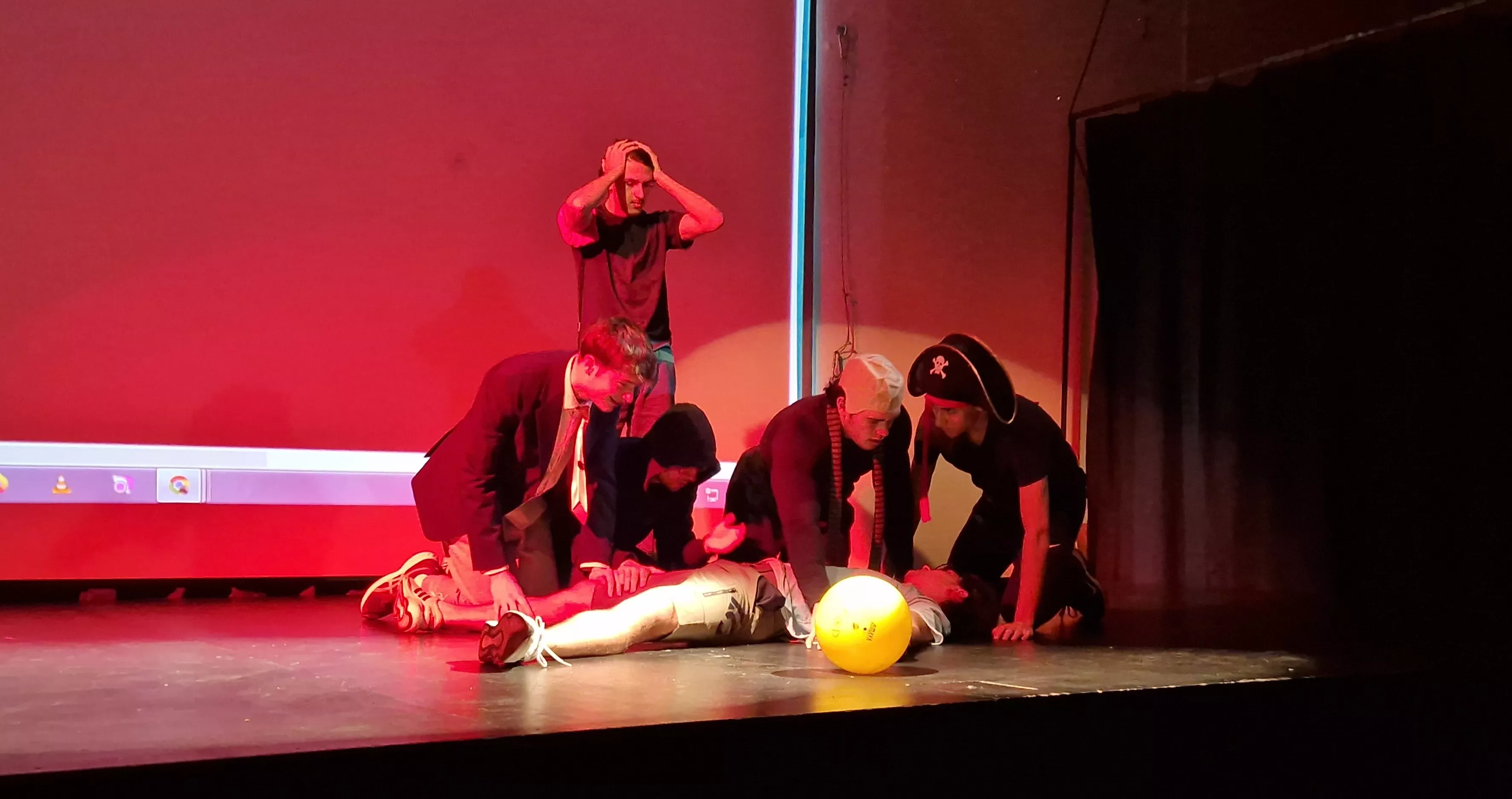 Alumnado de Ciencias de la Actividad Física y el Deporte representando los ODS. Foto Myriam Martínez 