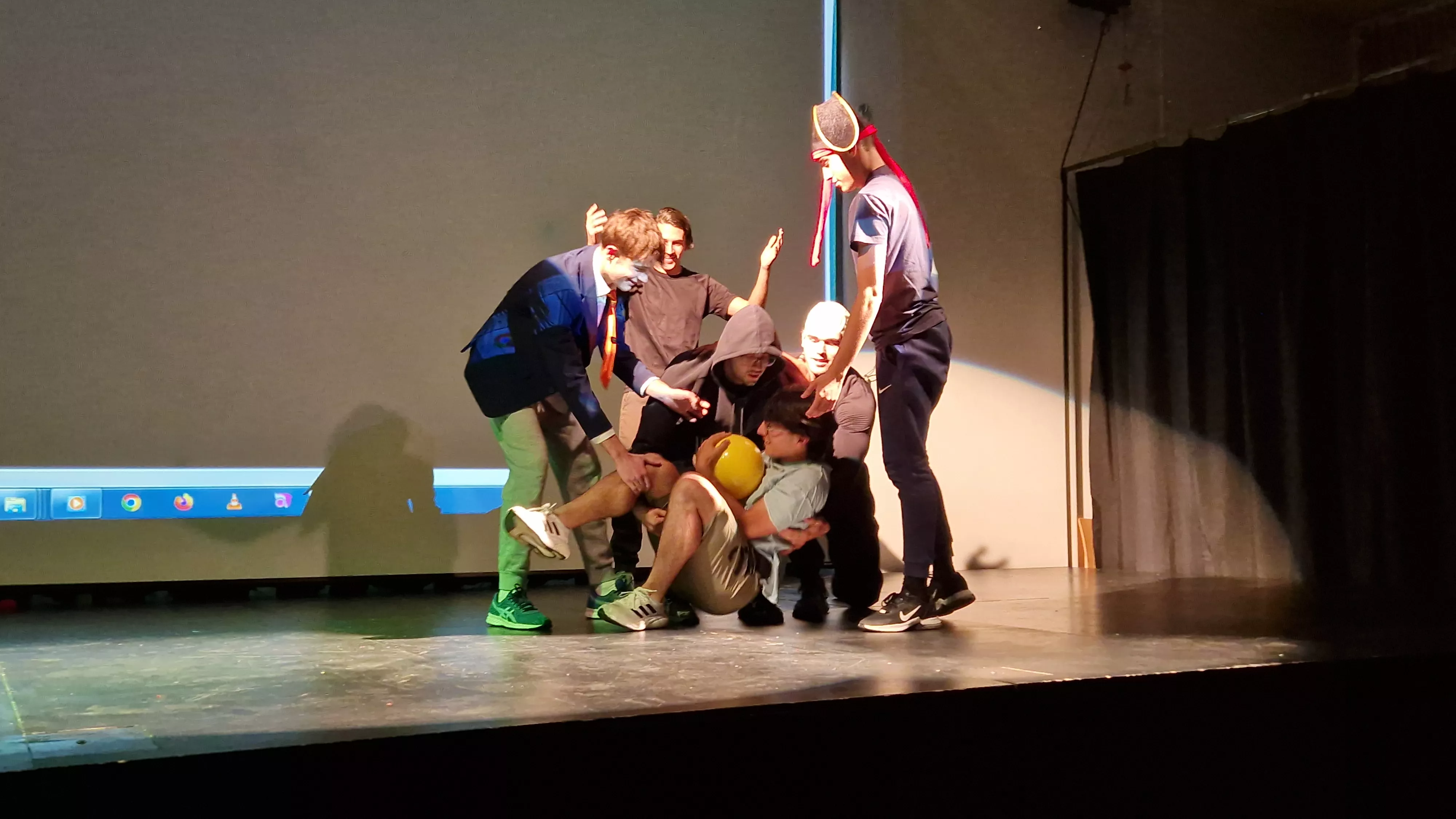 Alumnado de Ciencias de la Actividad Física y el Deporte representando los ODS. Foto Myriam Martínez 