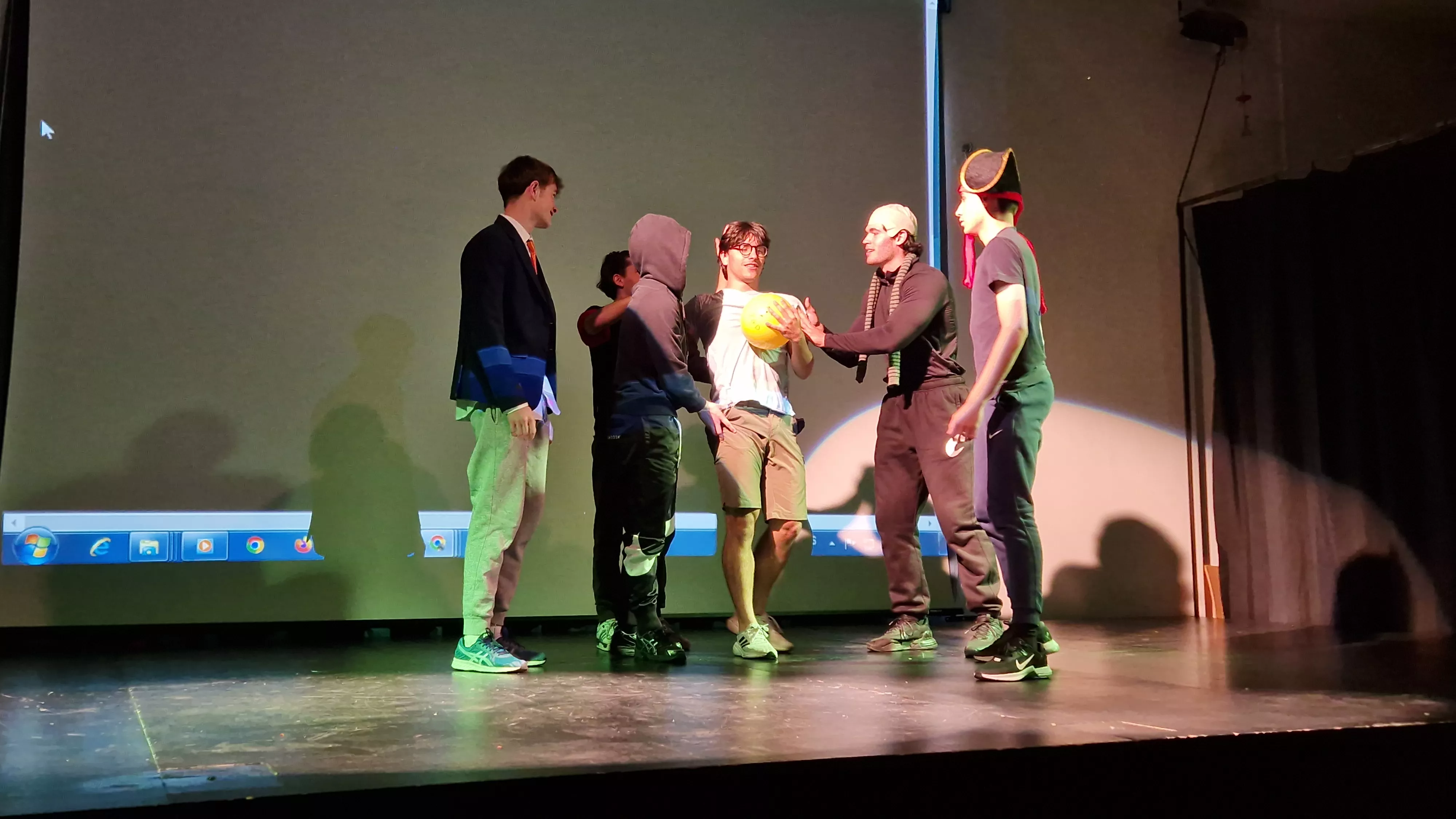 Alumnado de Ciencias de la Actividad Física y el Deporte representando los ODS. Foto Myriam Martínez 