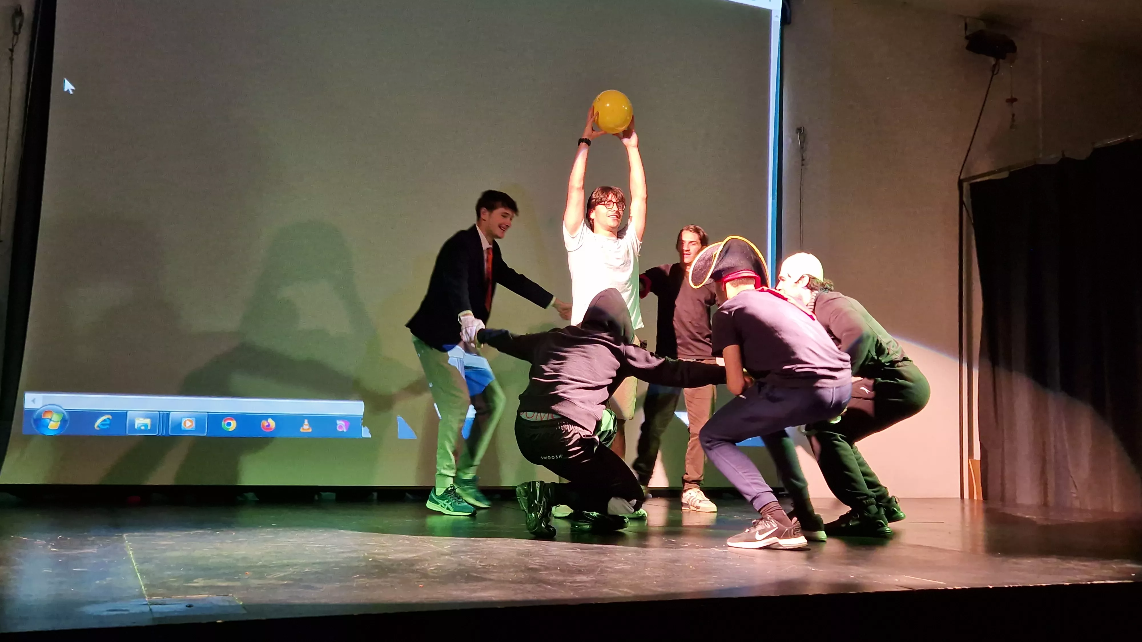 Alumnado de Ciencias de la Actividad Física y el Deporte representando los ODS. Foto Myriam Martínez 