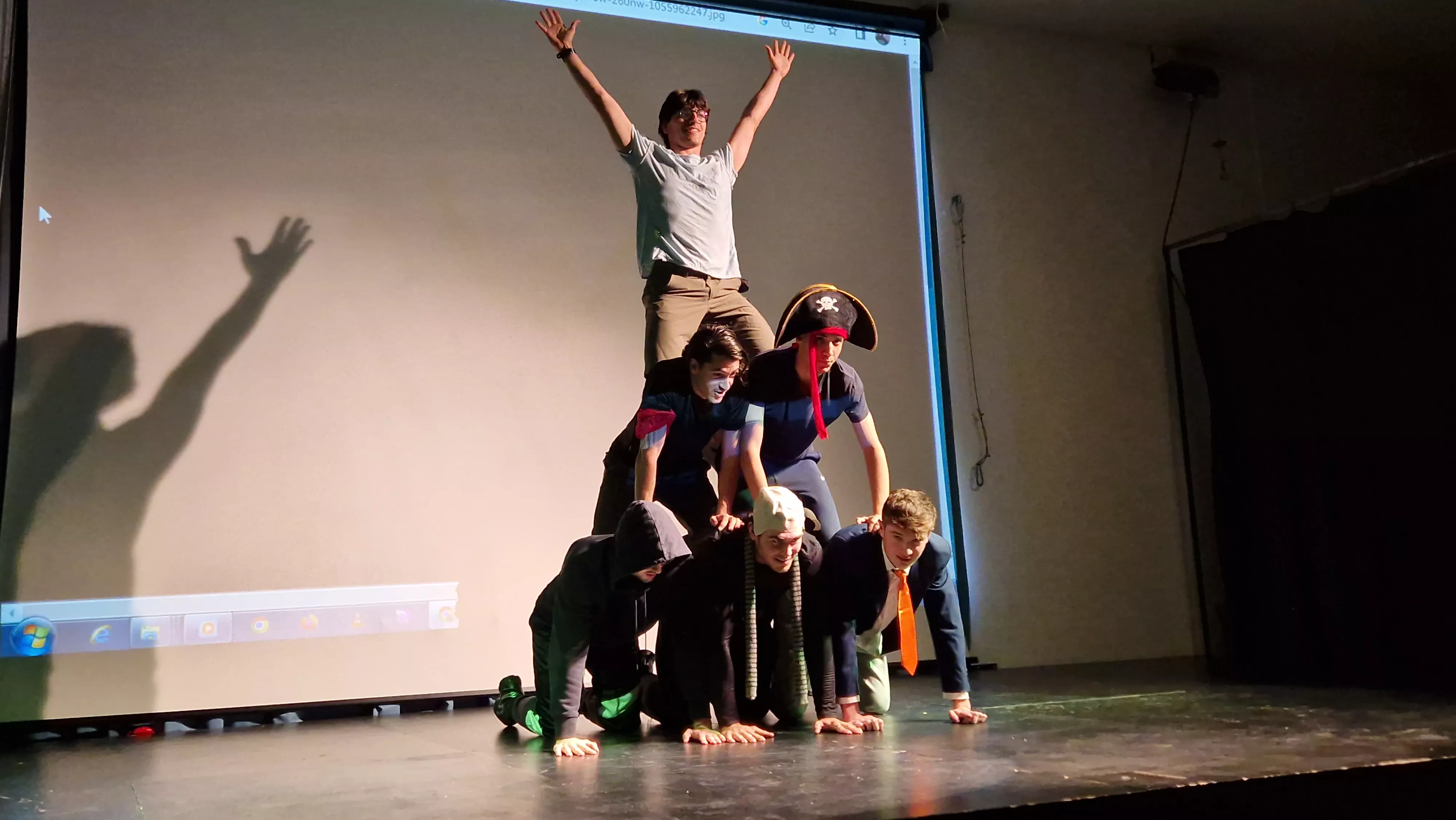 Alumnado de Ciencias de la Actividad Física y el Deporte representando los ODS. Foto Myriam Martínez 