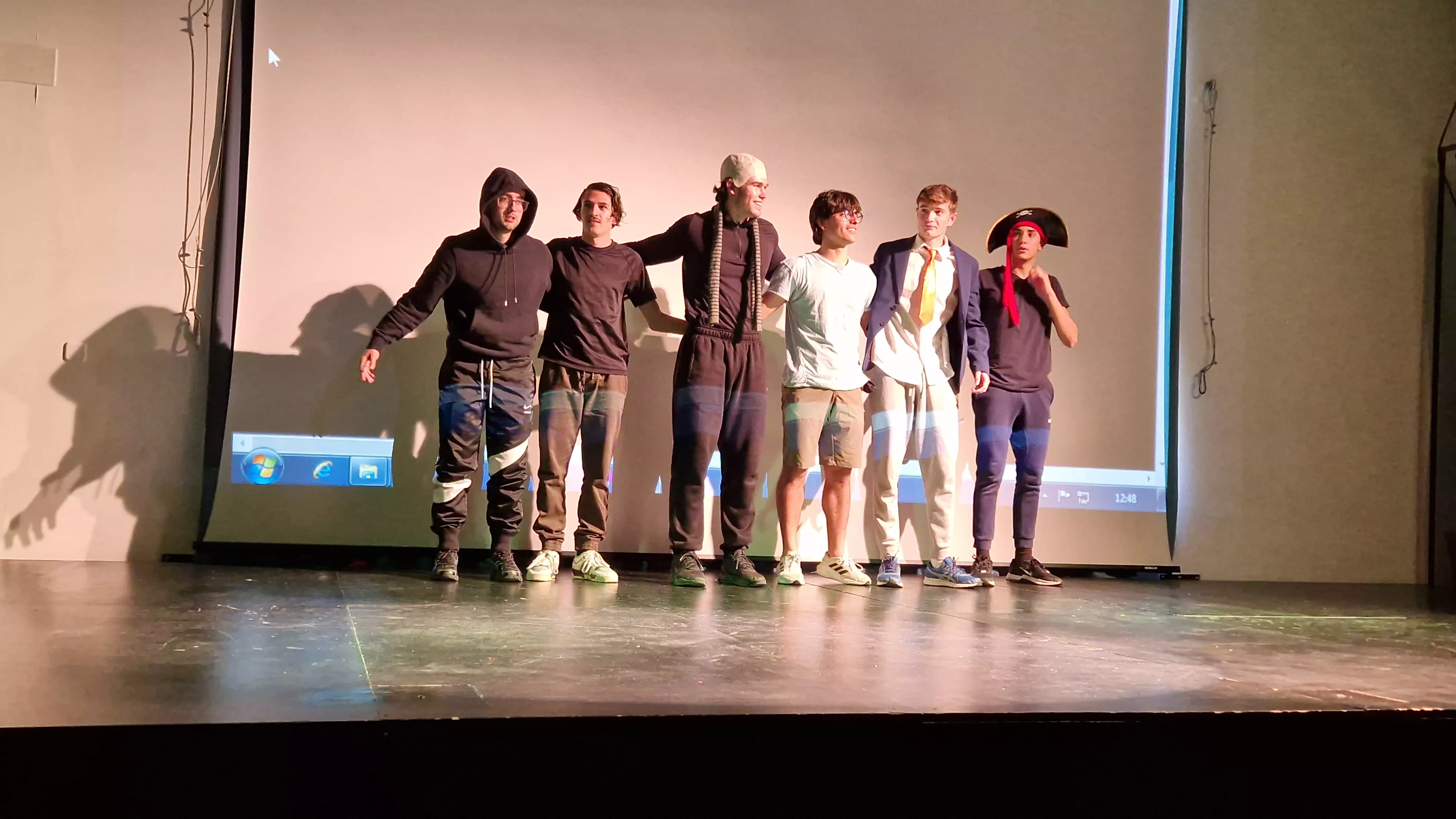 Alumnado de Ciencias de la Actividad Física y el Deporte representando los ODS. Foto Myriam Martínez 