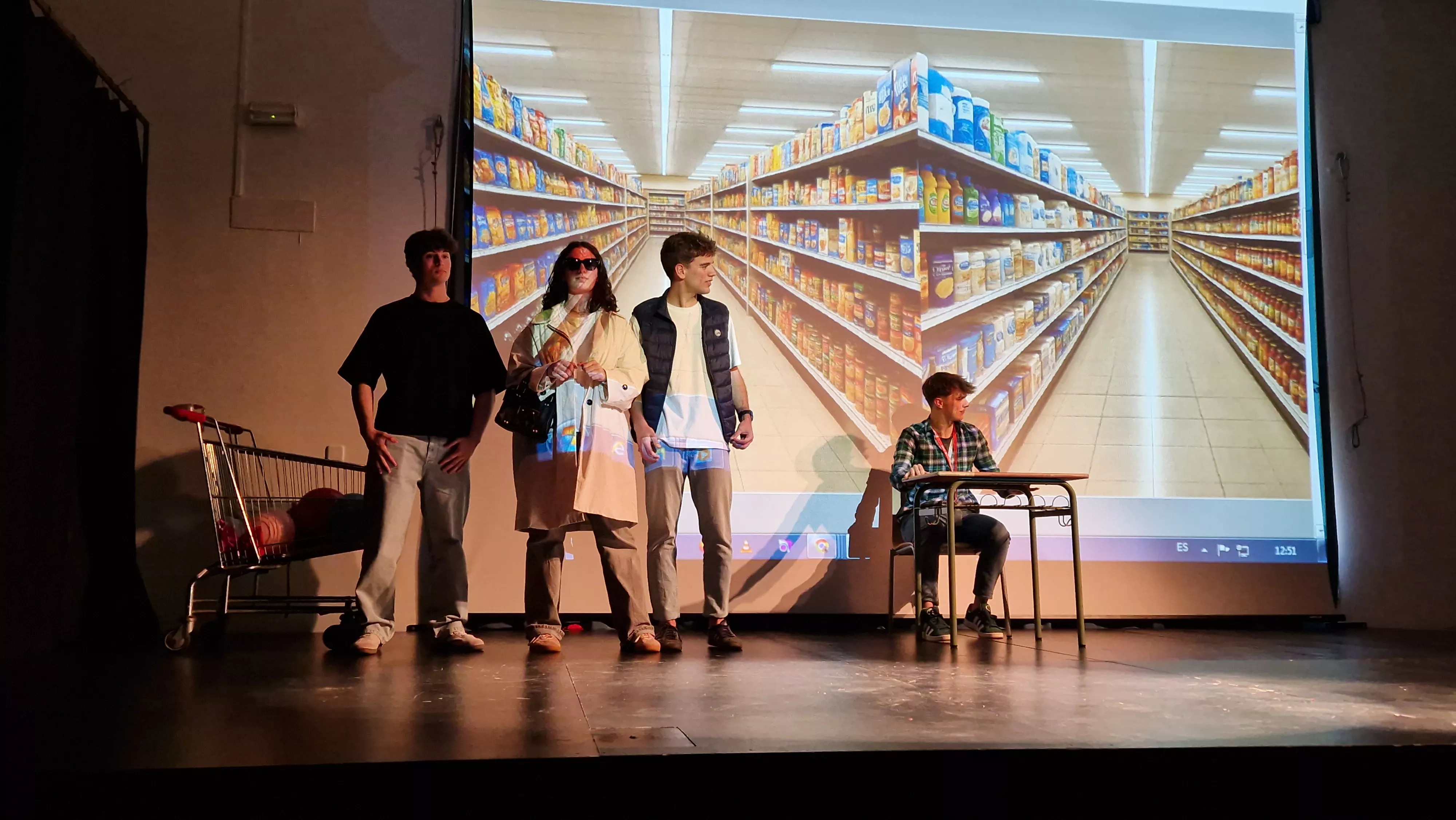 Alumnado de Ciencias de la Actividad Física y el Deporte representando los ODS. Foto Myriam Martínez 