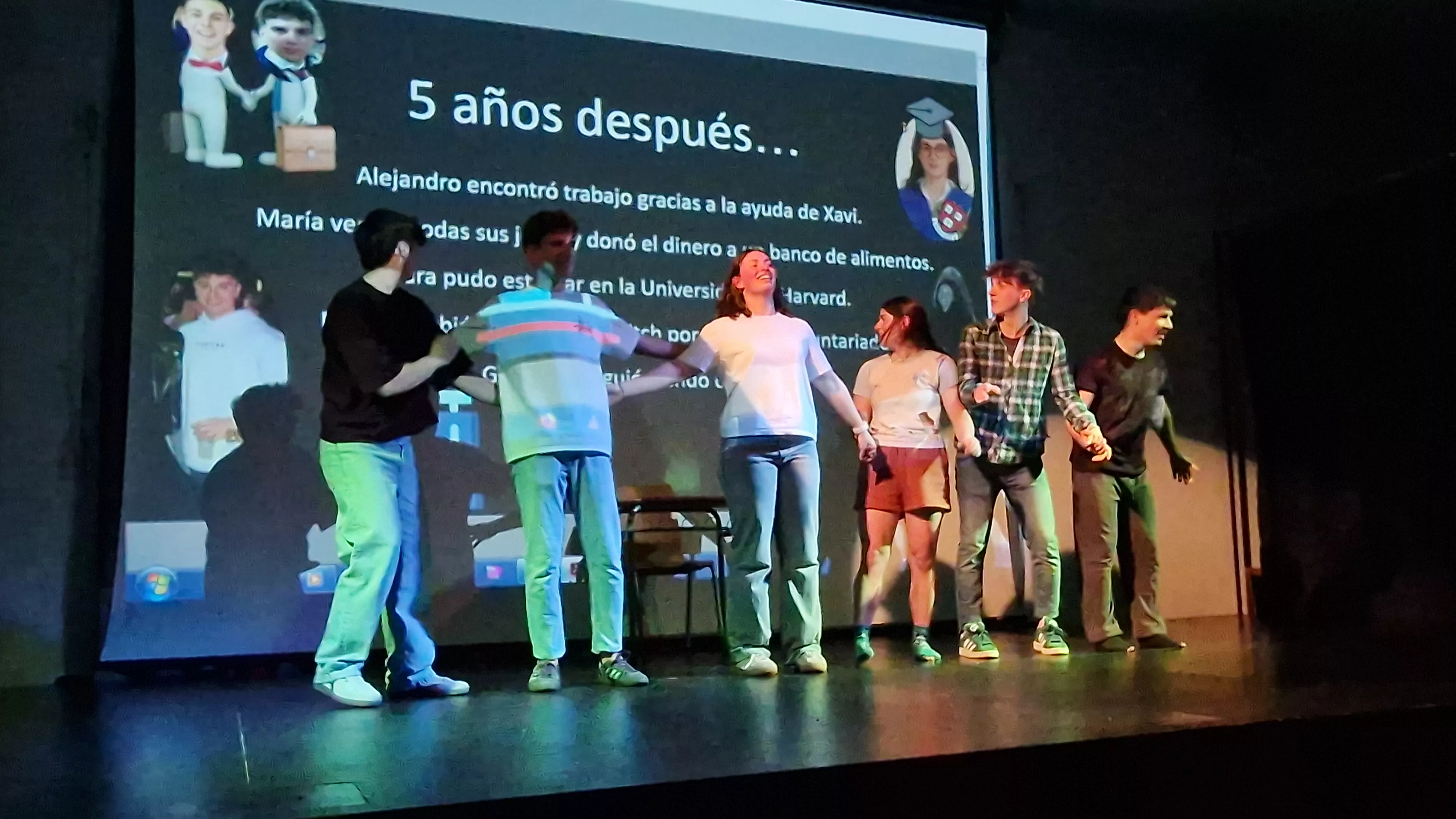 Alumnado de Ciencias de la Actividad Física y el Deporte representando los ODS. Foto Myriam Martínez 