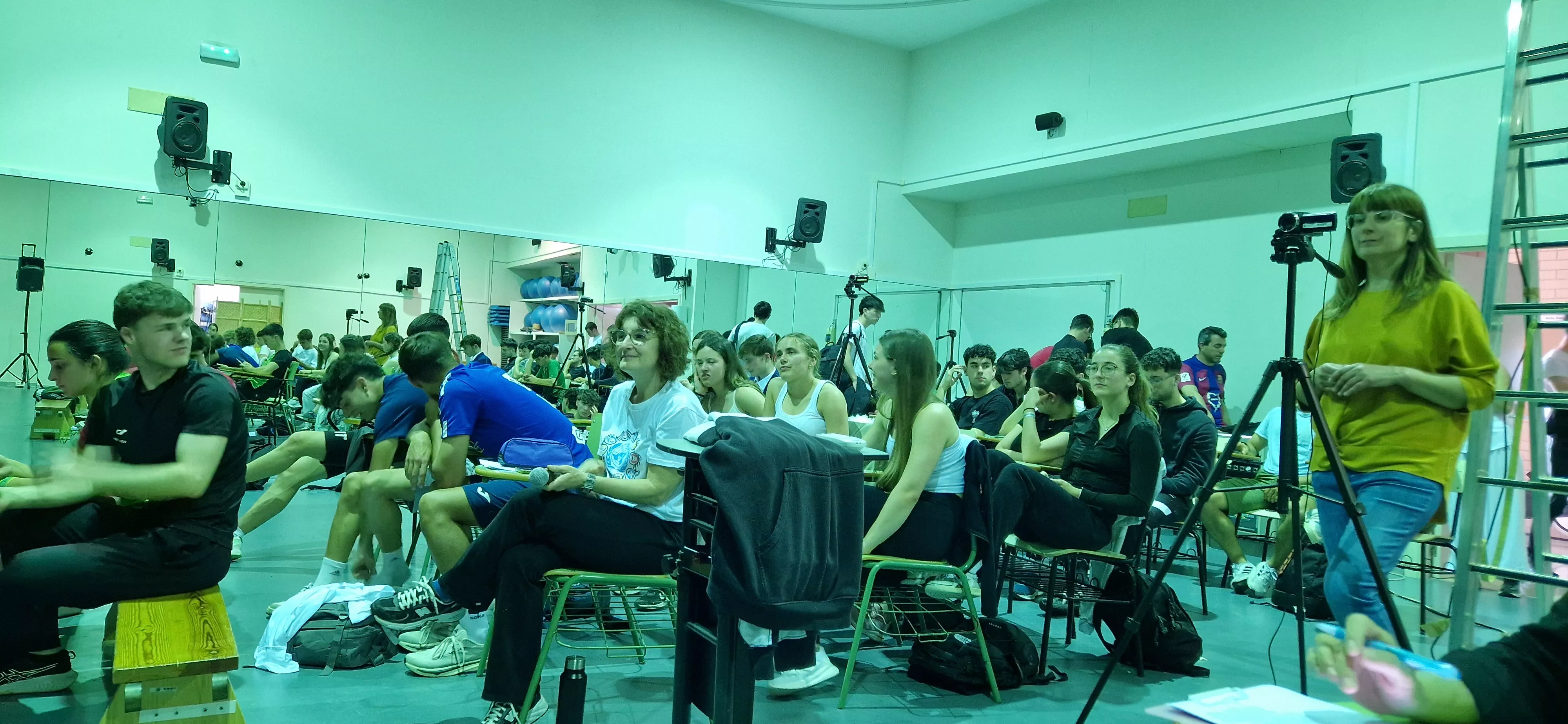 Alumnado de Ciencias de la Actividad Física y el Deporte representando los ODS. Foto Myriam Martínez 
