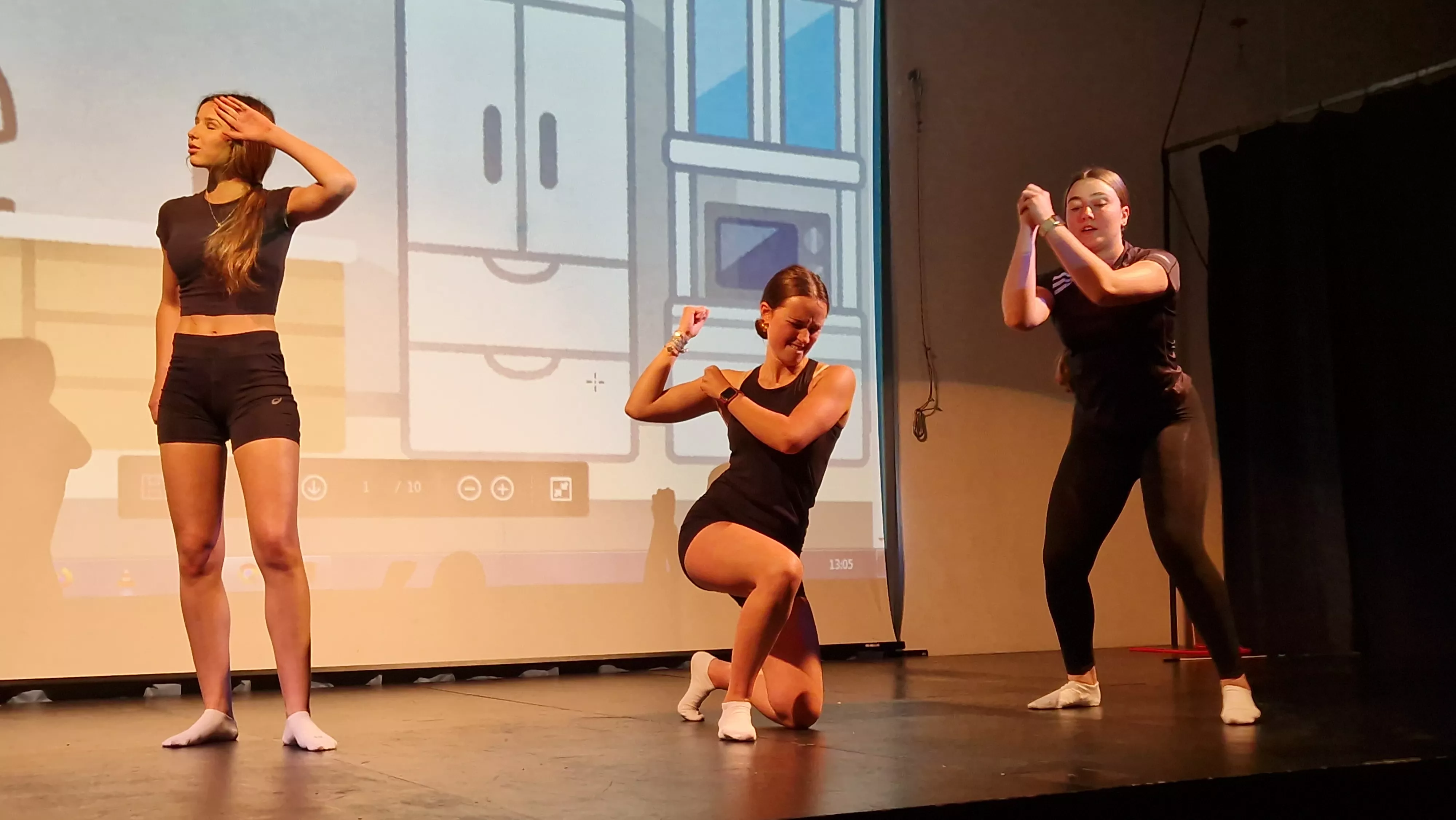 Alumnado de Ciencias de la Actividad Física y el Deporte representando los ODS. Foto Myriam Martínez 