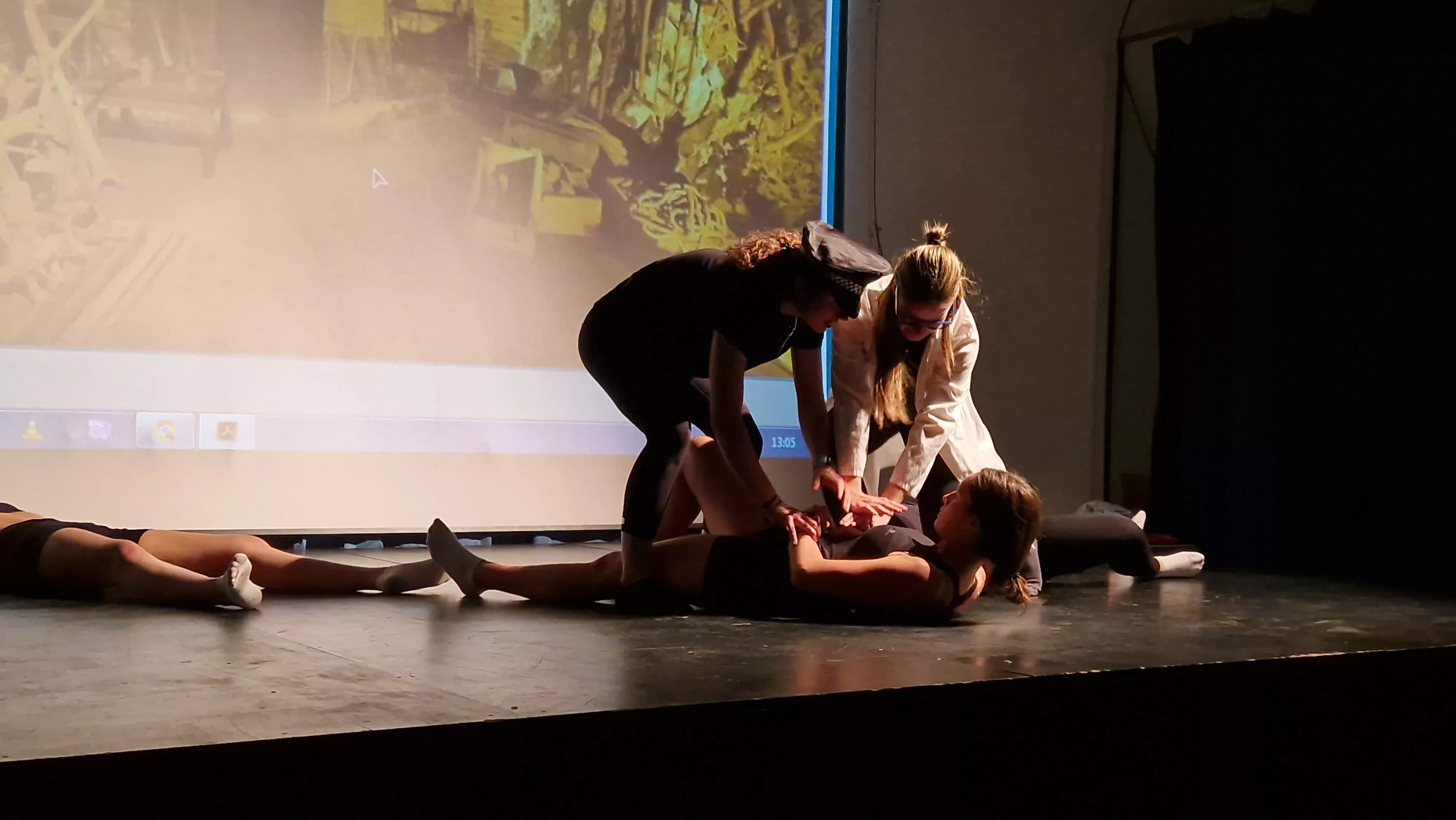 Alumnado de Ciencias de la Actividad Física y el Deporte representando los ODS. Foto Myriam Martínez 