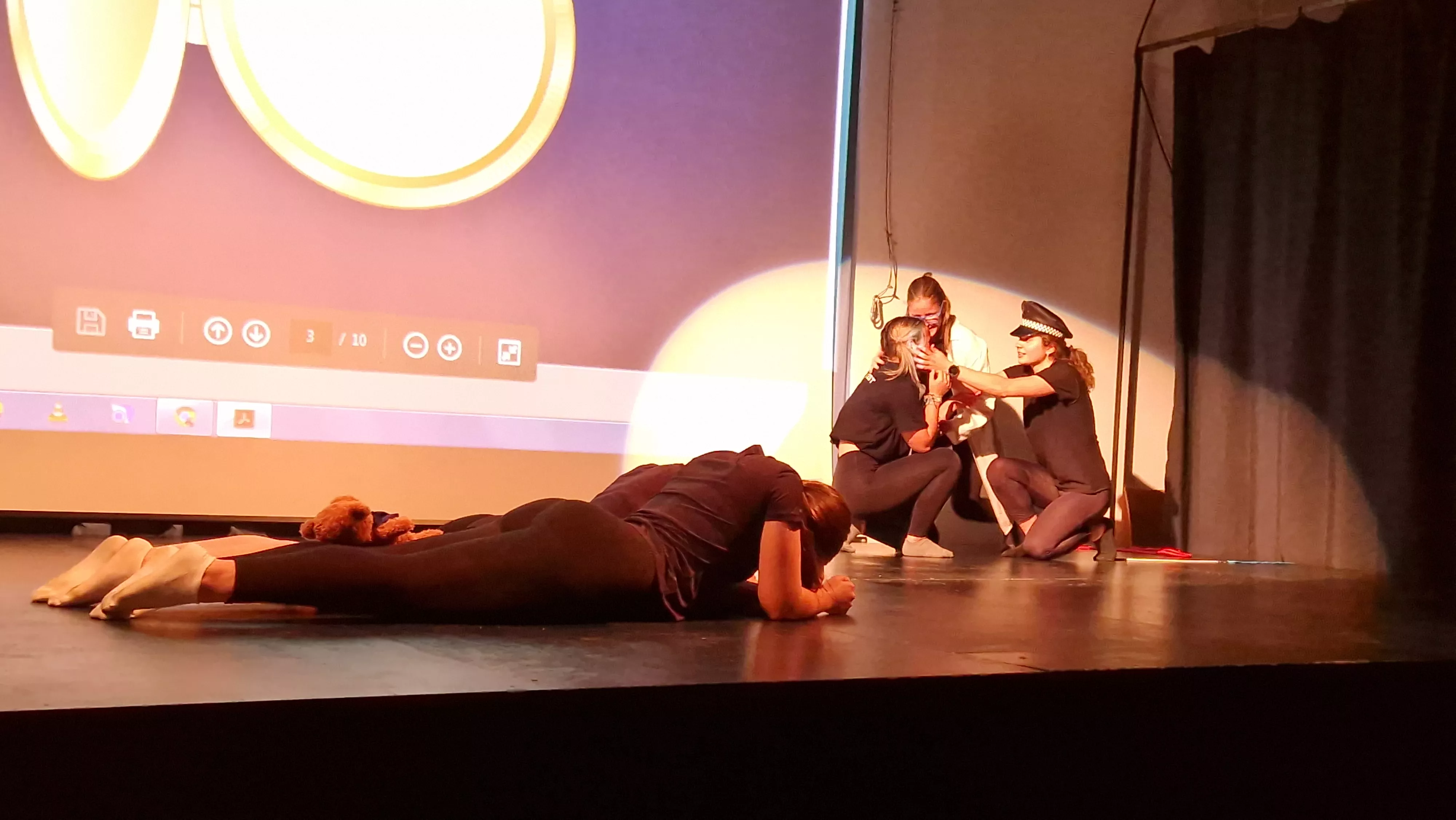 Alumnado de Ciencias de la Actividad Física y el Deporte representando los ODS. Foto Myriam Martínez 