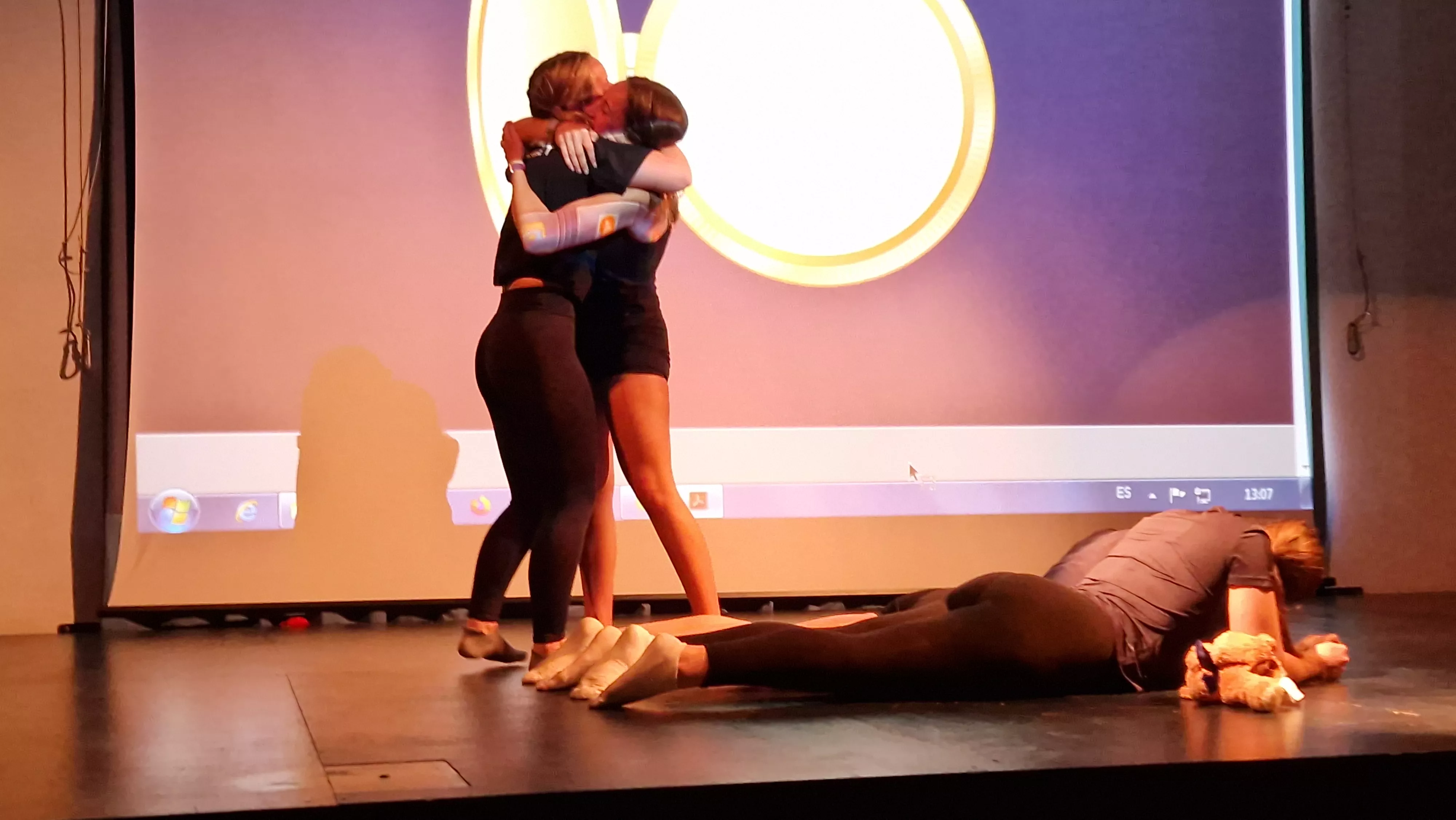 Alumnado de Ciencias de la Actividad Física y el Deporte representando los ODS. Foto Myriam Martínez 