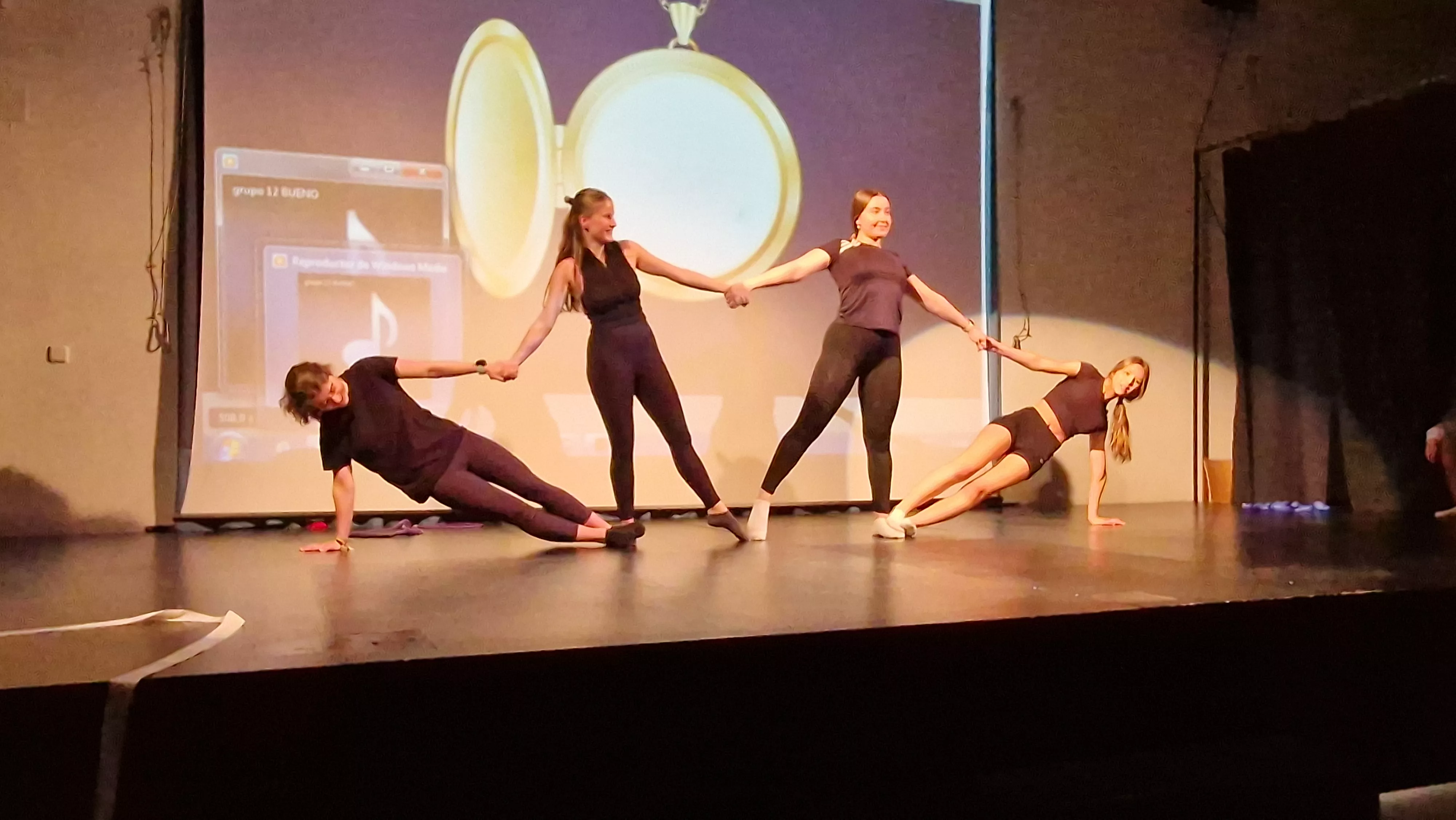 Alumnado de Ciencias de la Actividad Física y el Deporte representando los ODS. Foto Myriam Martínez 